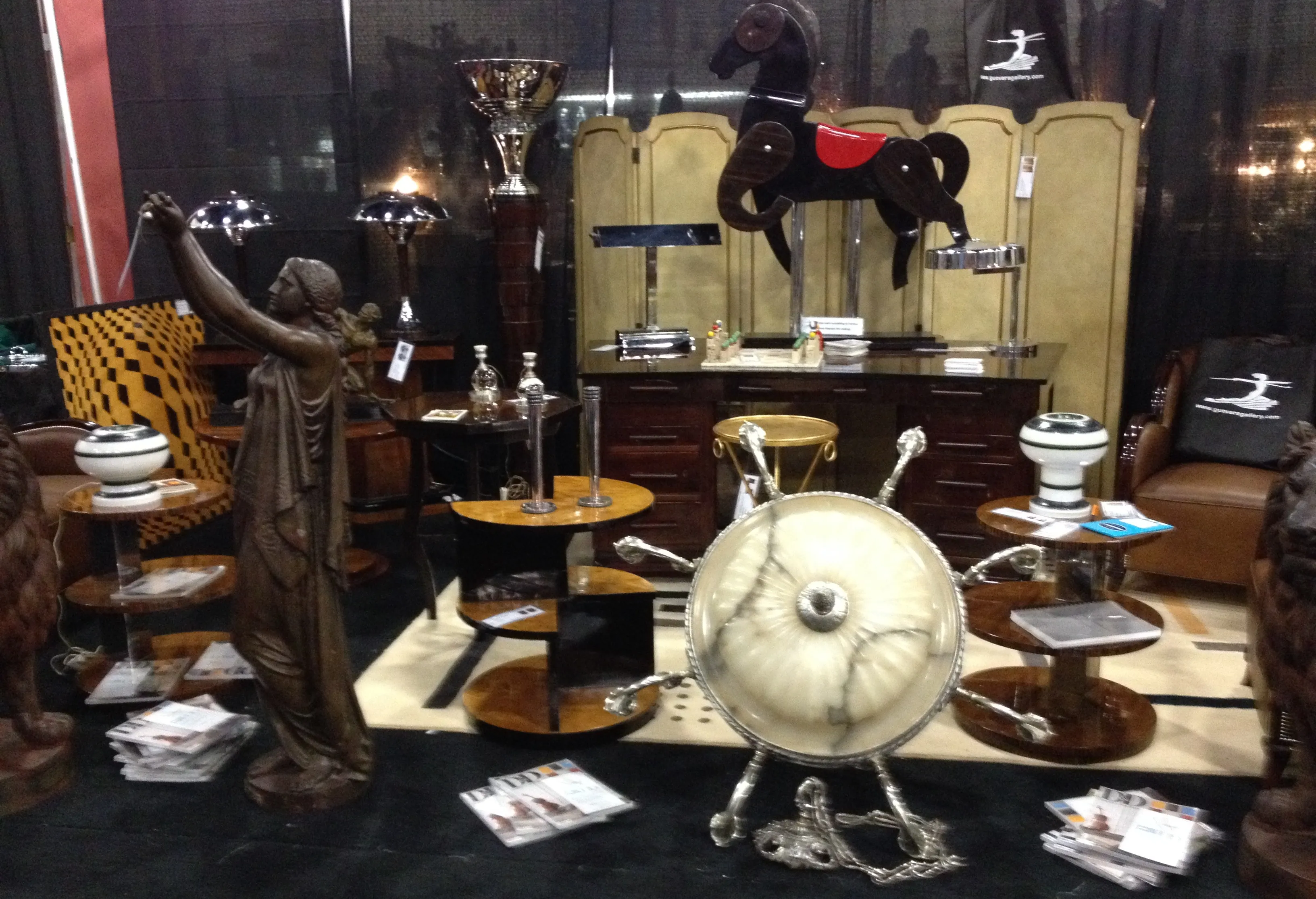 dekorativer antiker Schreibtisch mit klassischen Stilelementen