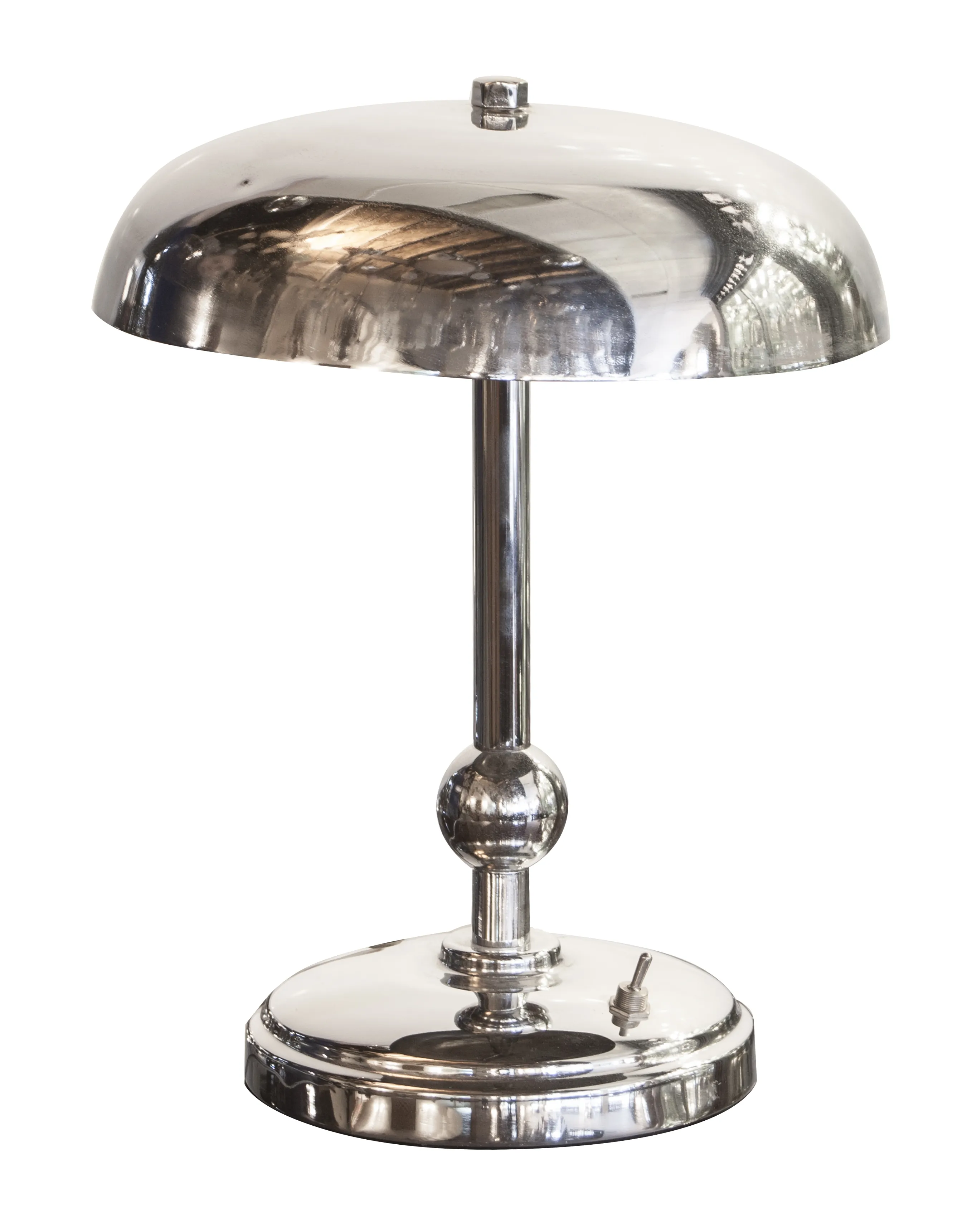 antike tischlampe mit glänzender oberfläche und dekorativem sockel