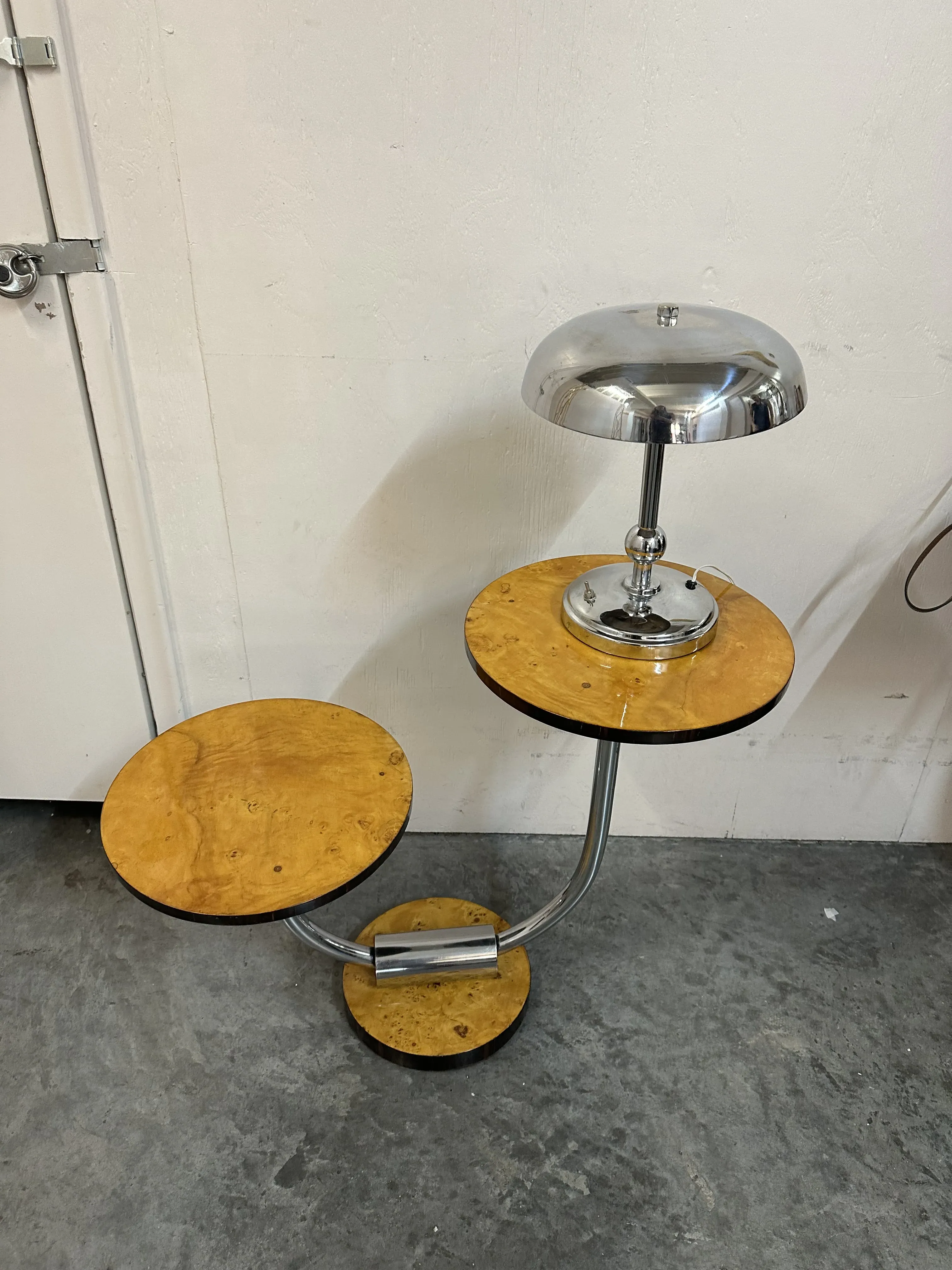 Lampe de bureau ancienne avec base ronde et design élégant dans un cadre moderne.