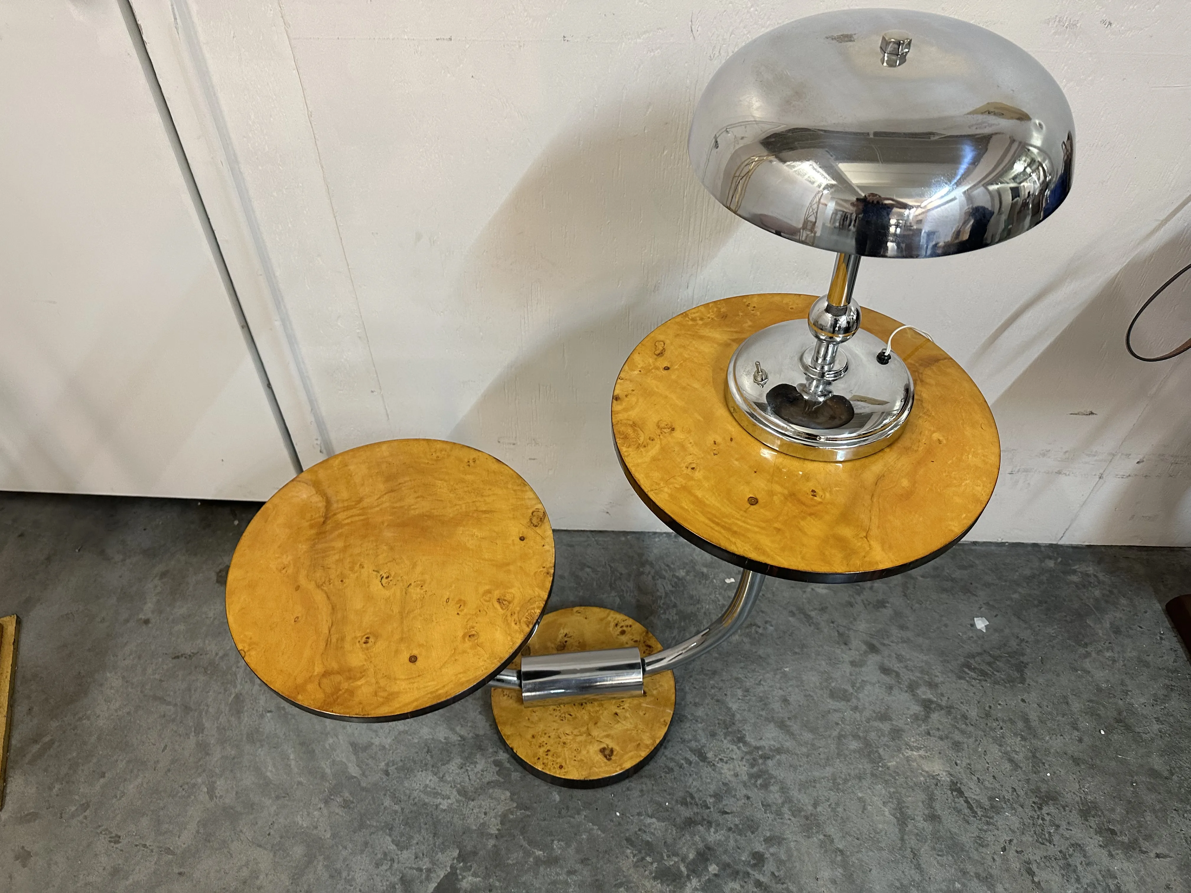 alte tischlampe mit doppeltem ständer, funktionales modernes design