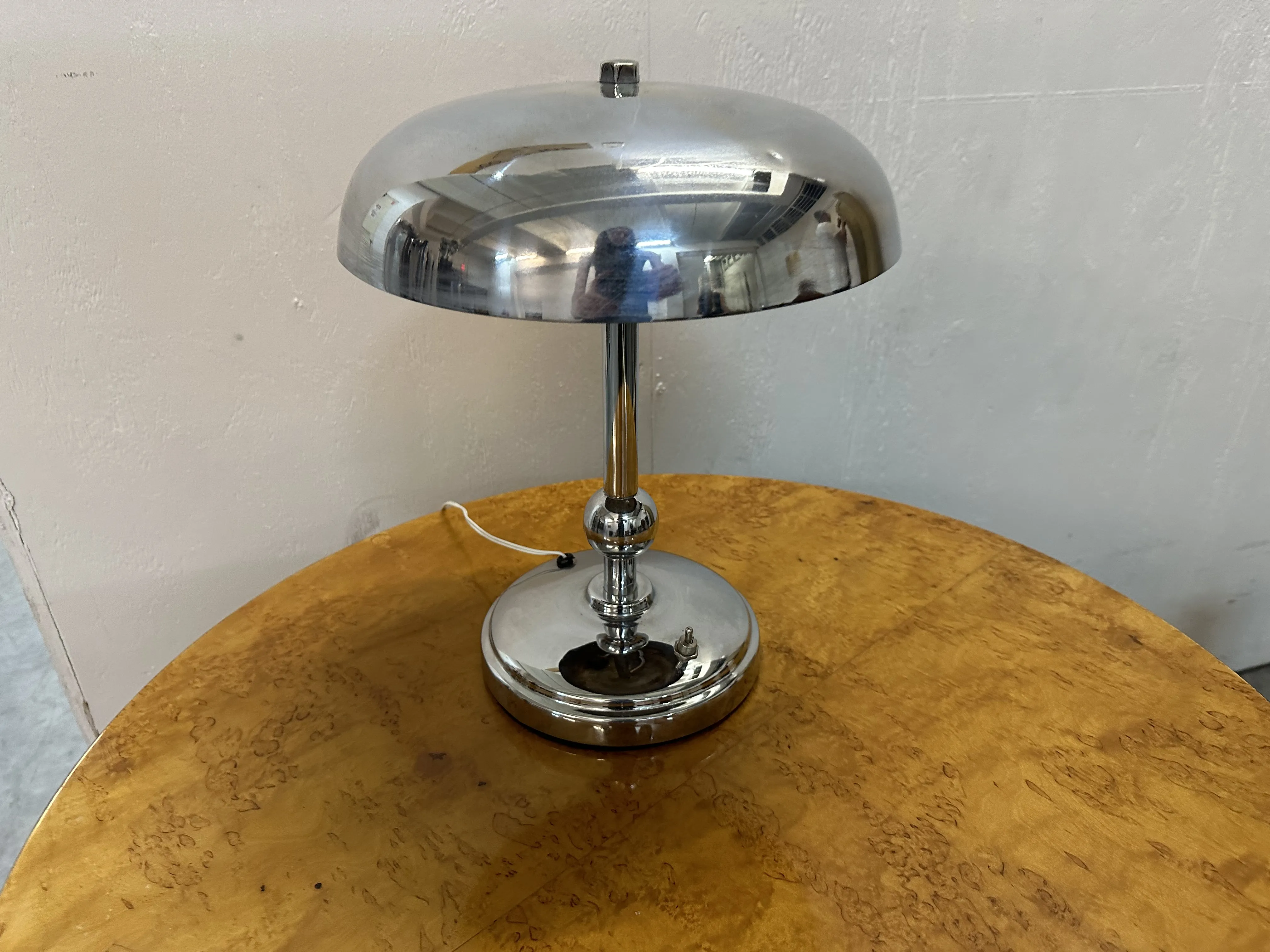 Lampe de bureau ancienne avec design brillant sur une table ronde
