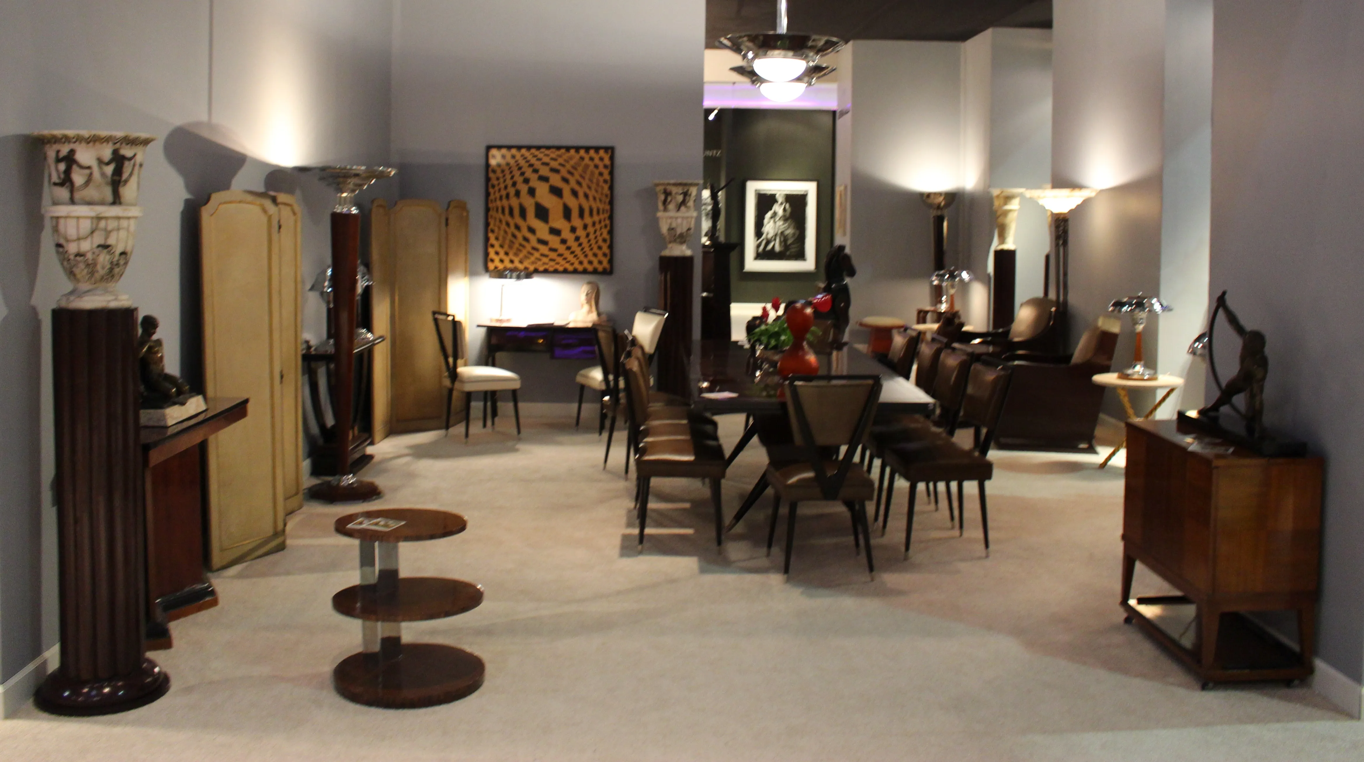 uno spazio elegante con antichità intarsio e arte decorativa