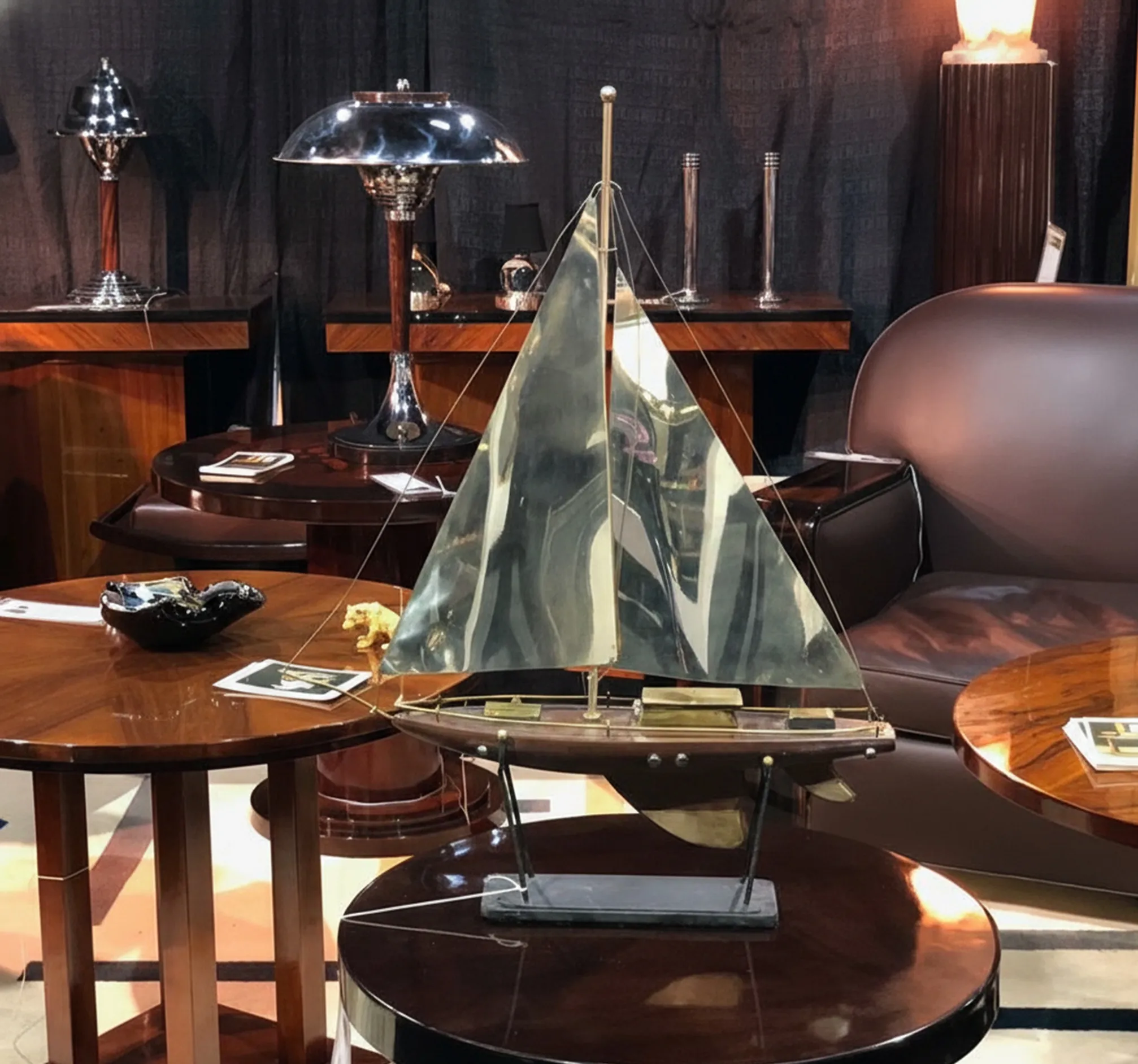 modello antico di barca a vela su un tavolo elegante