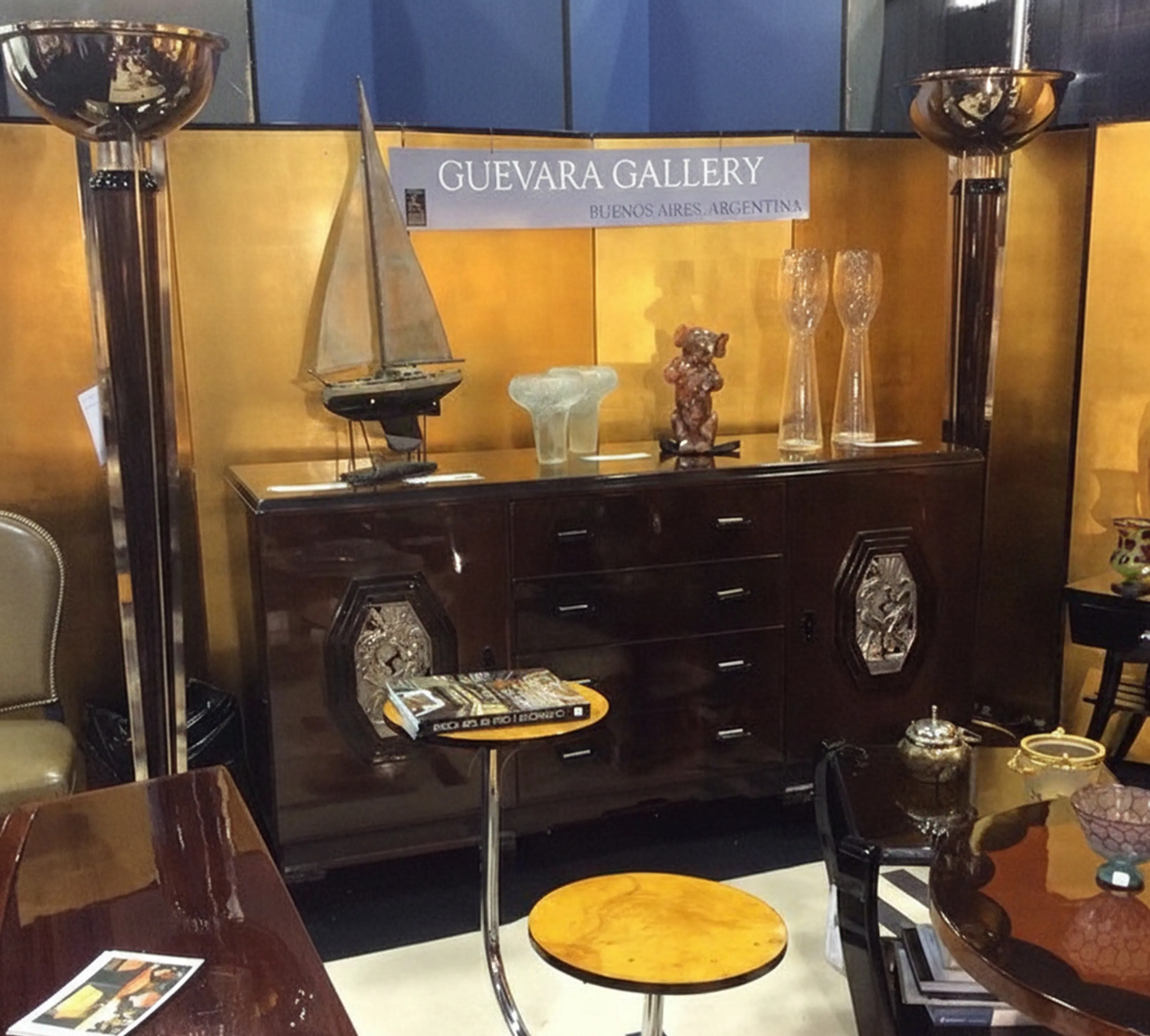 고전 수집 보트가 다른 물건들과 함께 우아한 환경에 전시되어 있습니다。