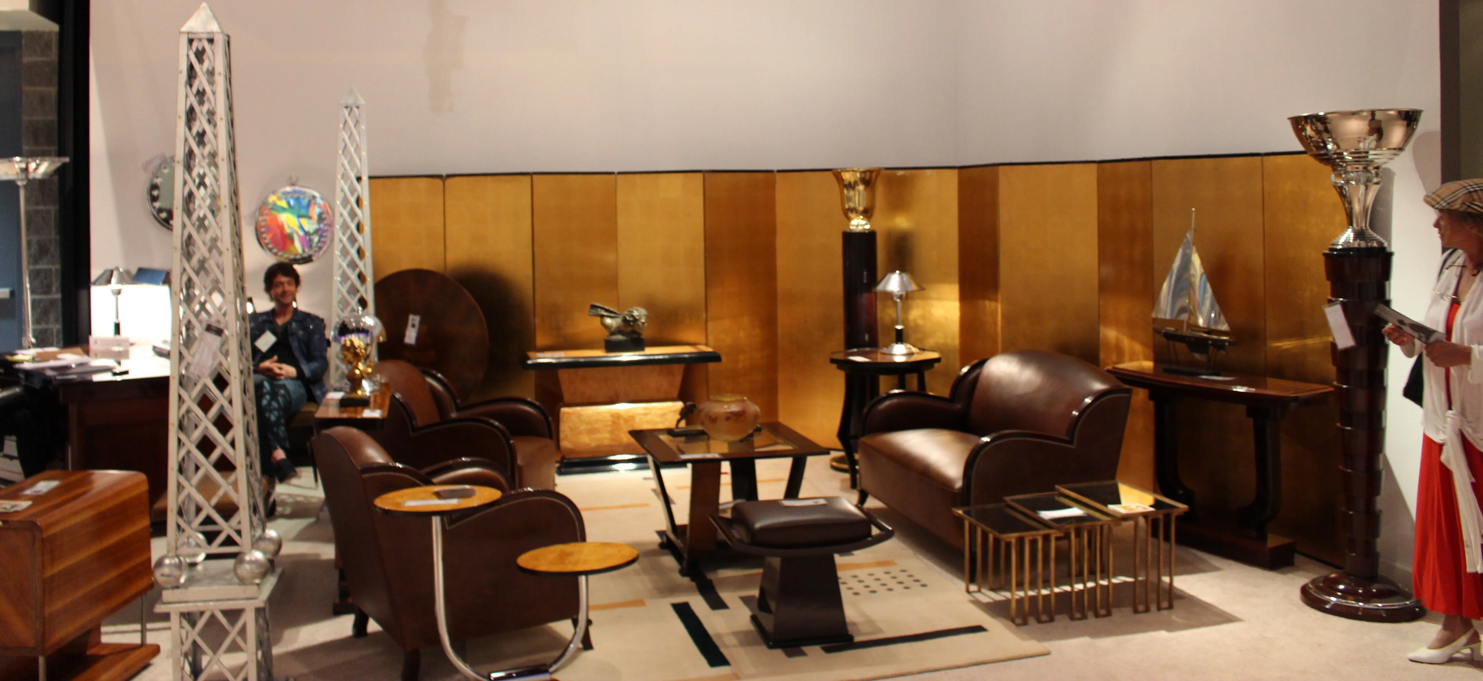 barco antigo em um ambiente com móveis elegantes e decoração dourada