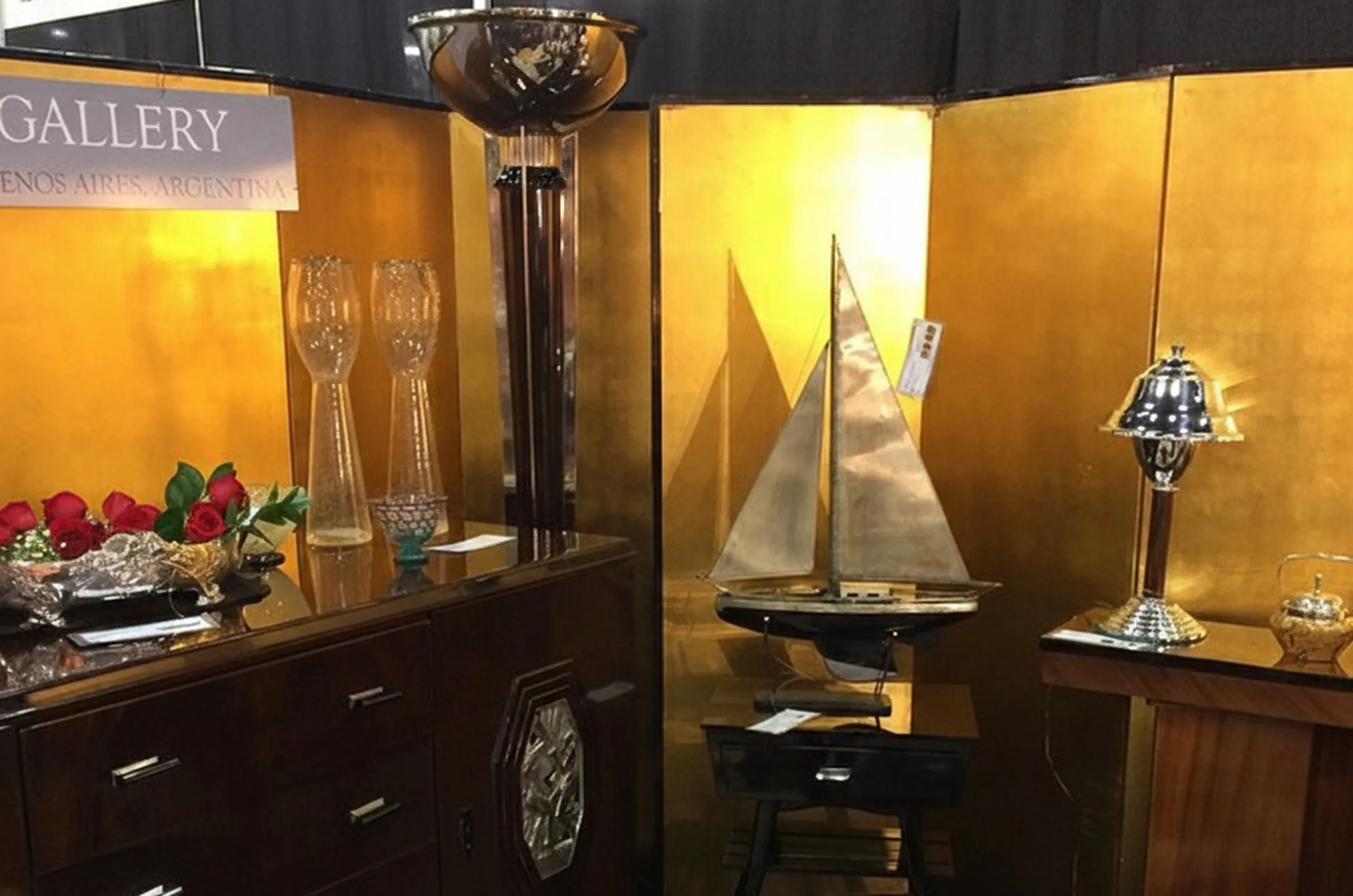 barco antiguo decorativo con velas en un entorno elegante