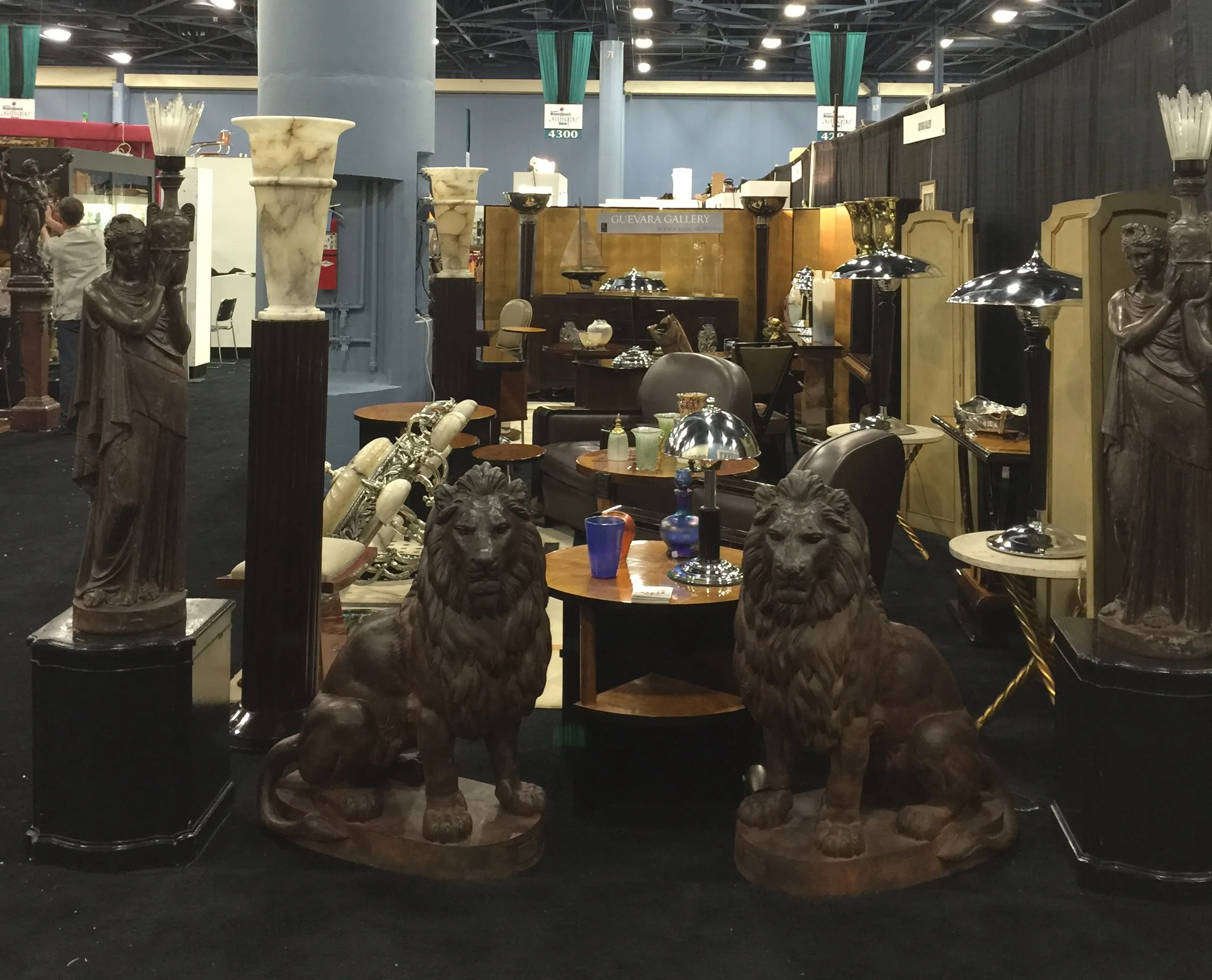 고대 조각에 있는 두 개의 돌 사자, 전시 환경