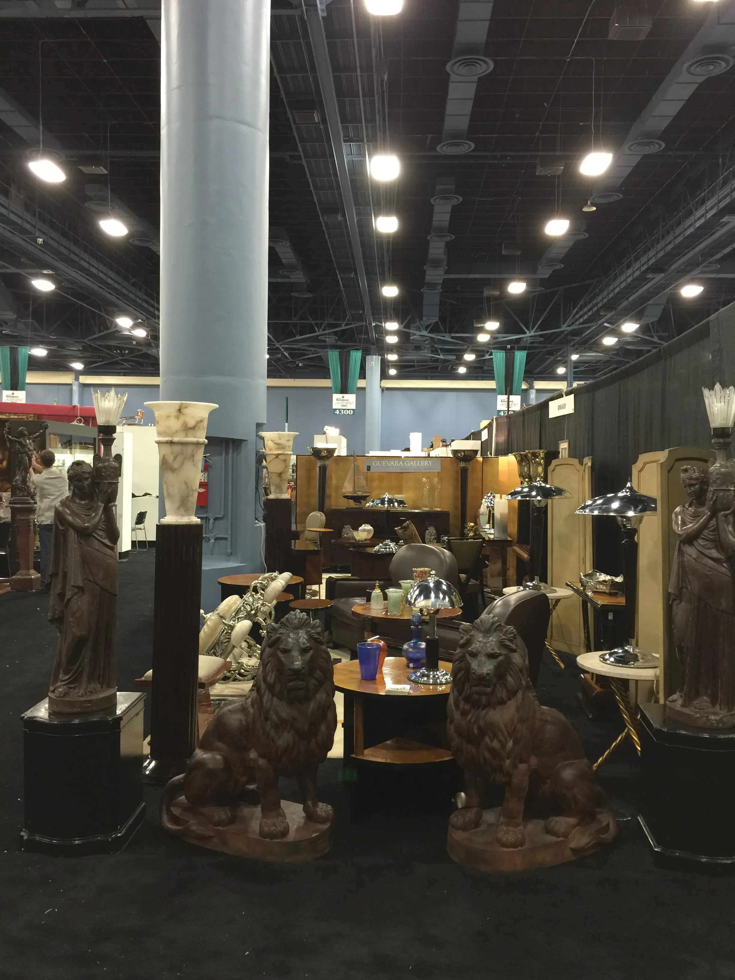 展示された詳細な古代ライオンの彫刻