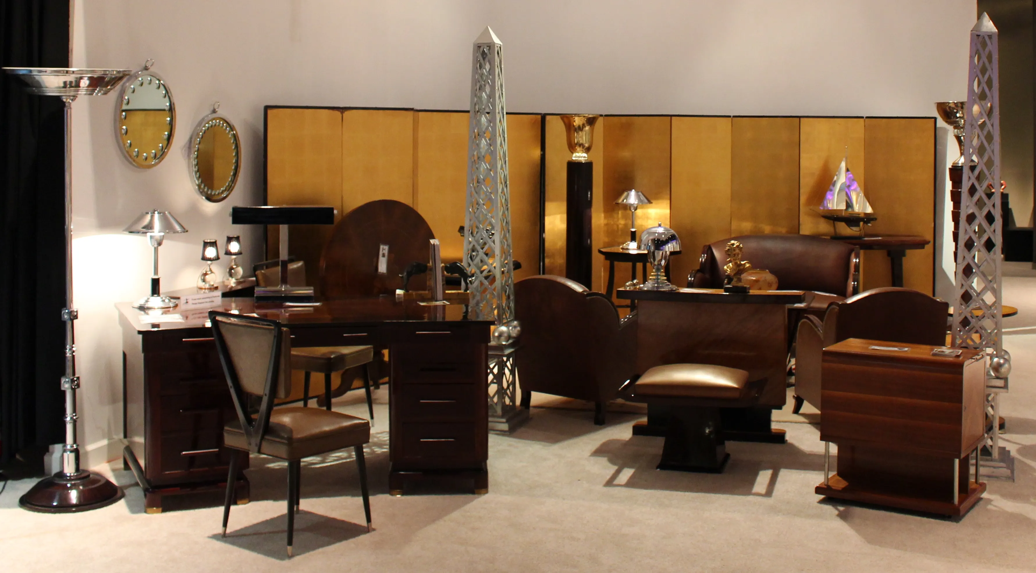 mesa antigua en una exhibición con otros muebles únicos