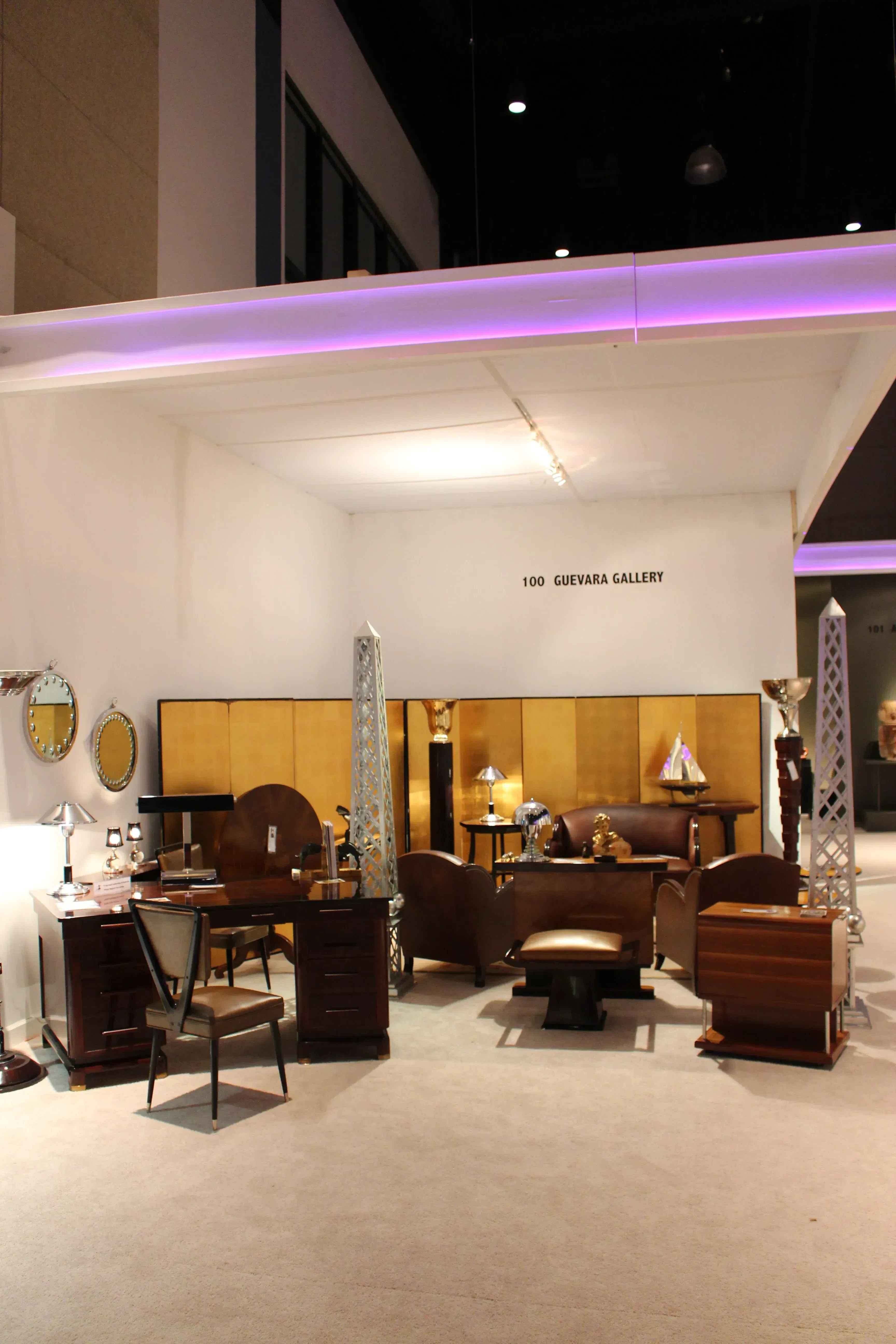 エレガントに装飾された古いテーブルと調和した家具