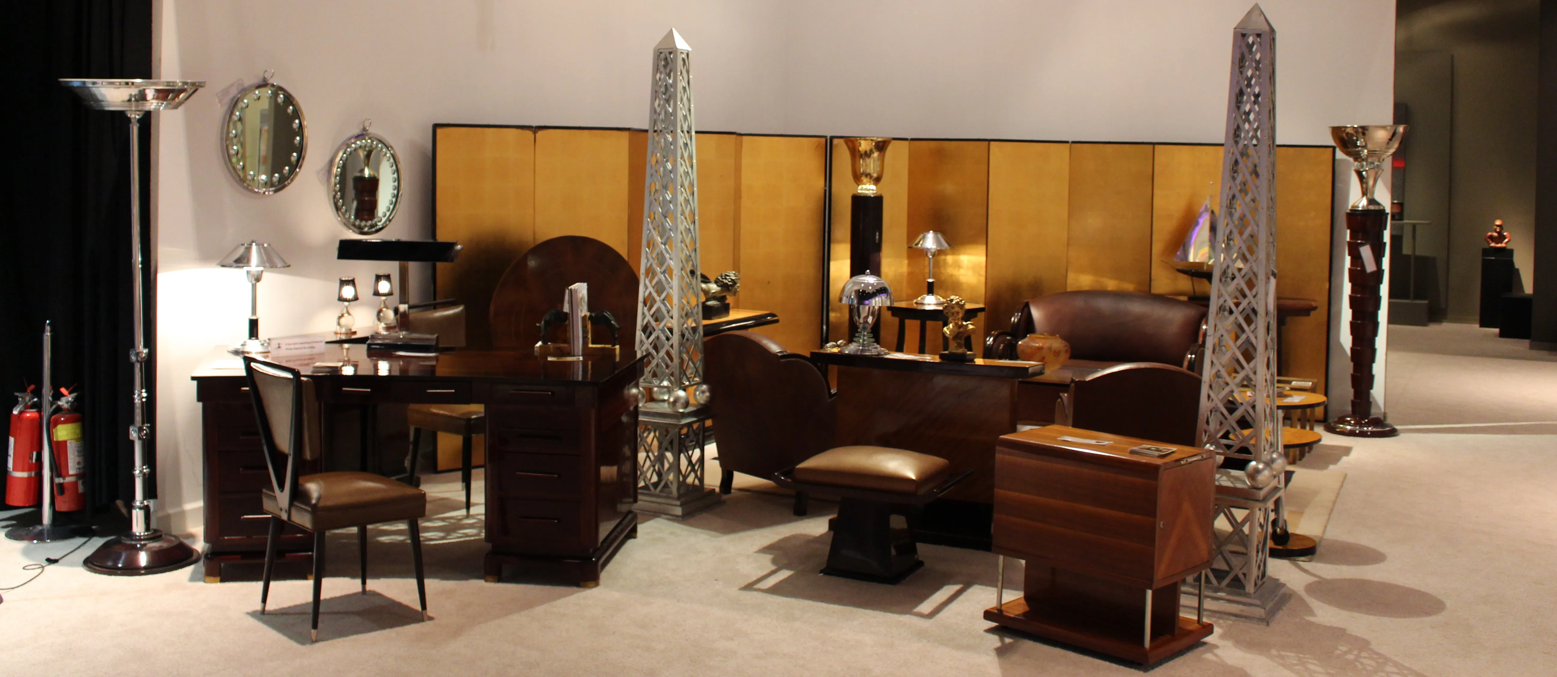 mesa antigua de estilo clásico en ambiente elegante