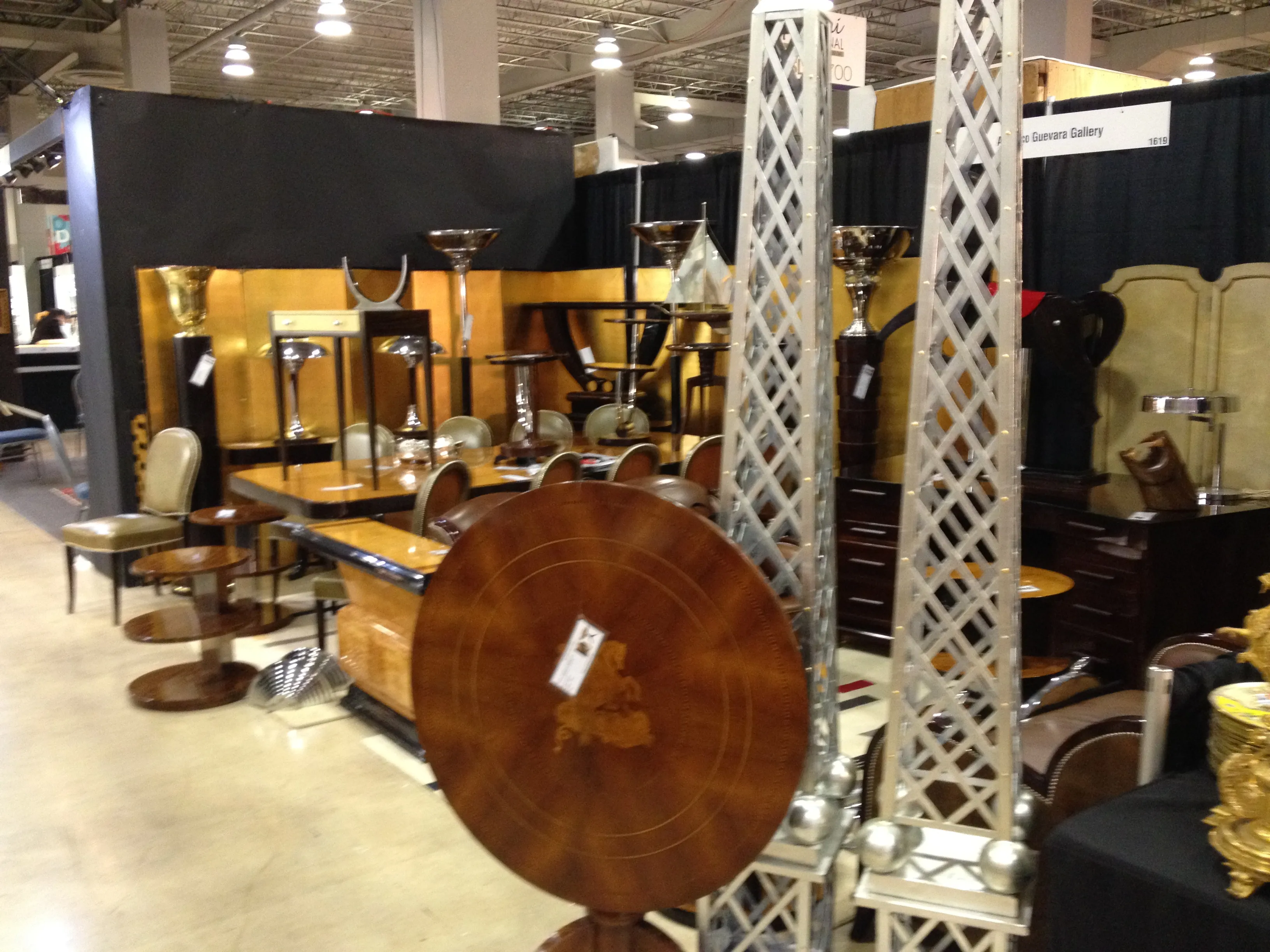 Tavolo antico dal design elegante in un ambiente espositivo.