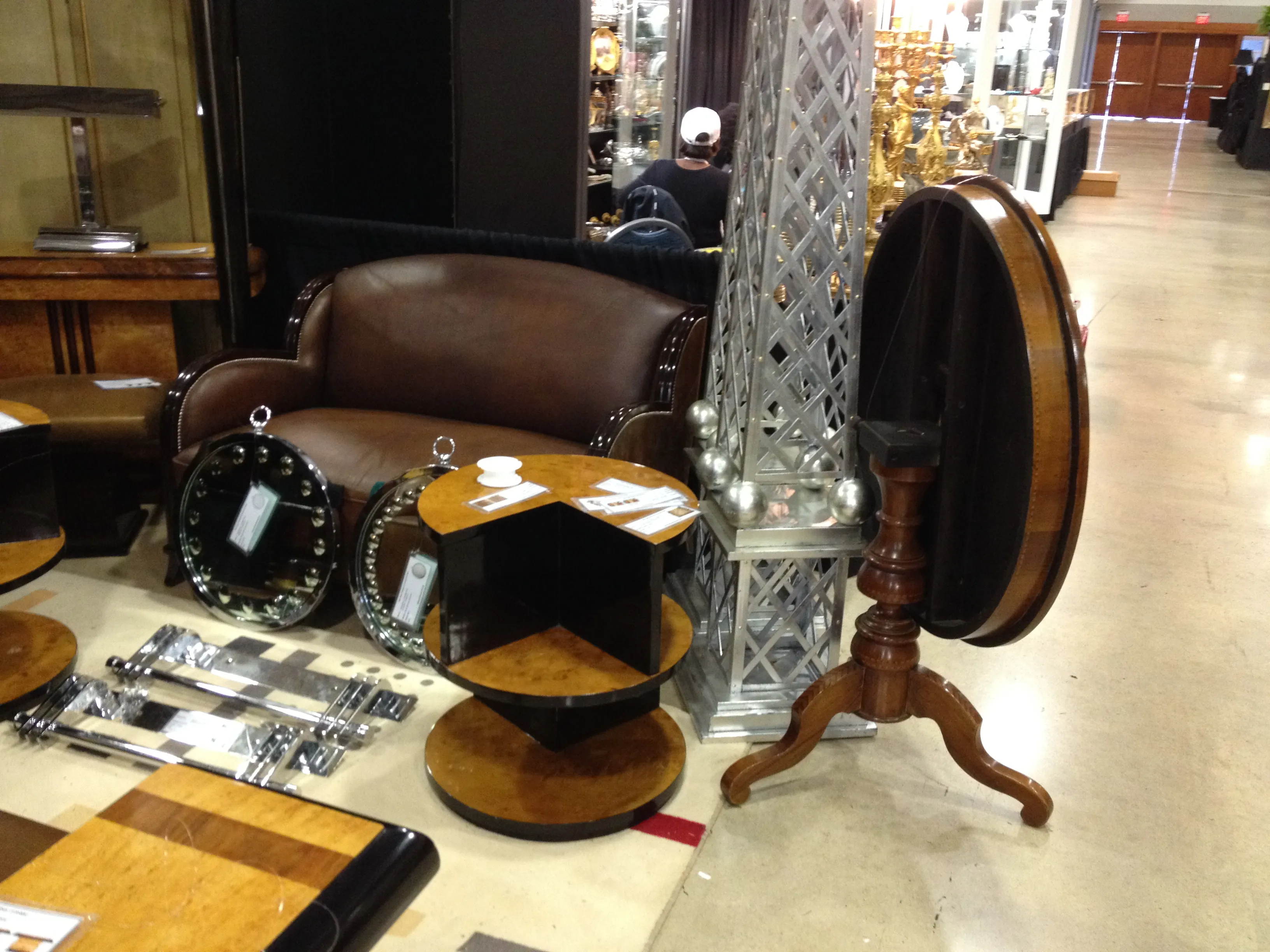 tavolo antico decorativo con aspetto elegante in un ambiente classico