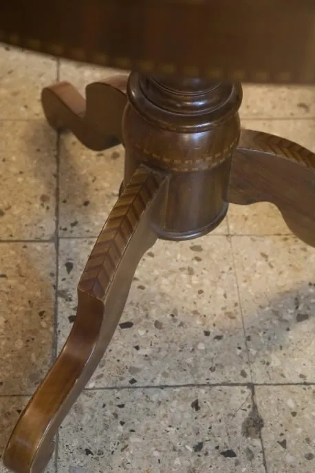 Base stylisée d'une table antique avec des pieds décoratifs