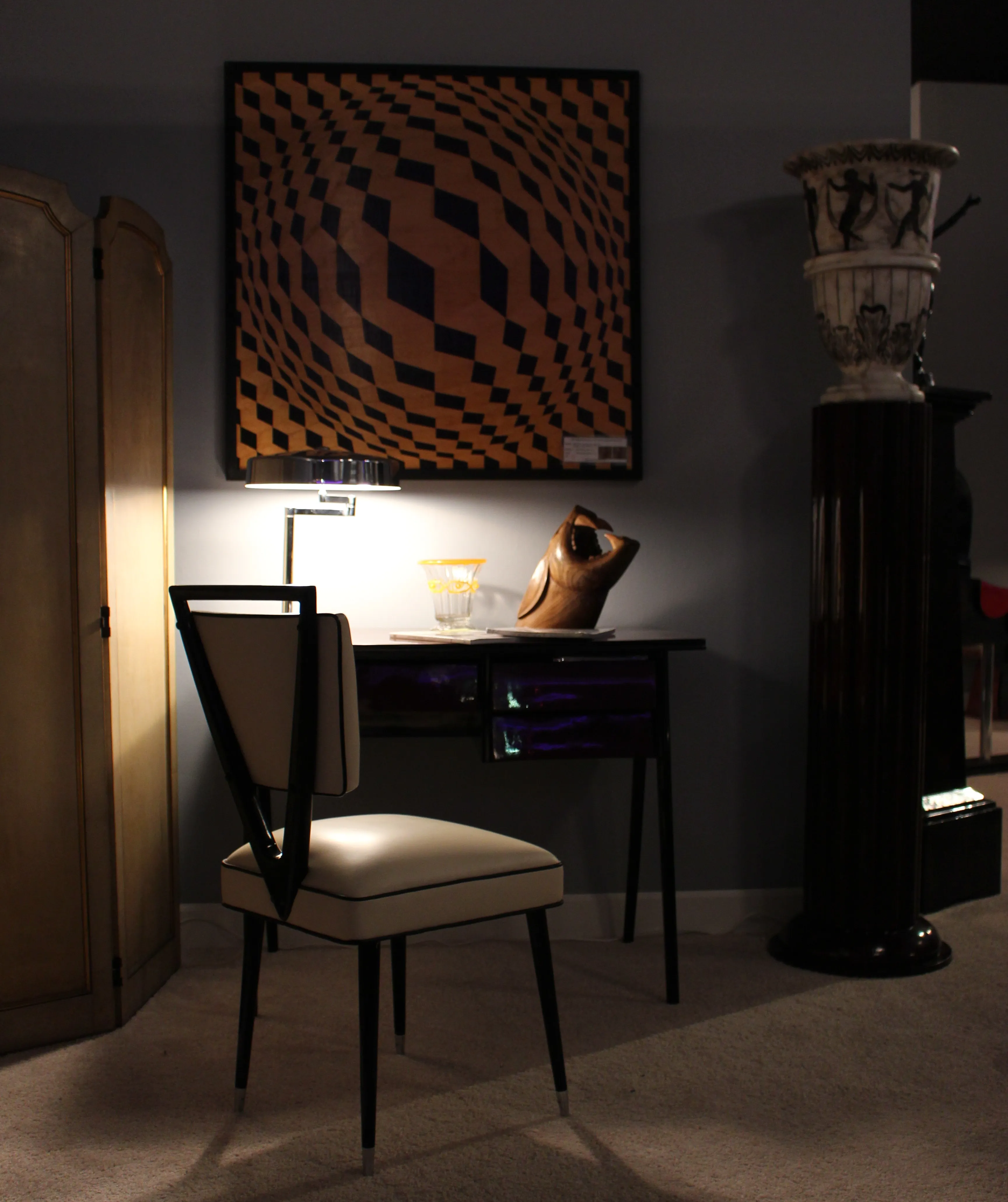 lampe de bureau ancienne avec base élégante et lumière douce, ambiance chaleureuse