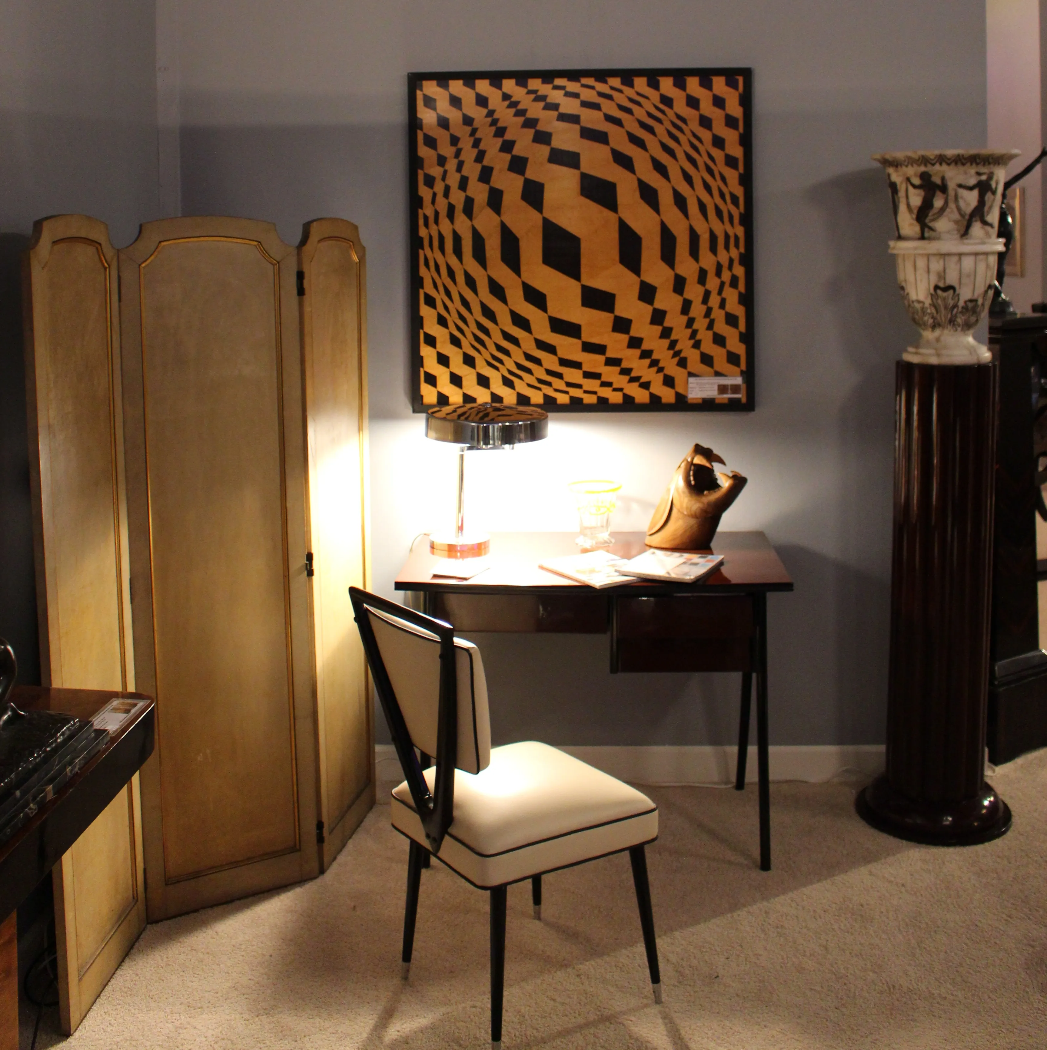 Lampada da tavolo antica con design unico in un ambiente elegante.