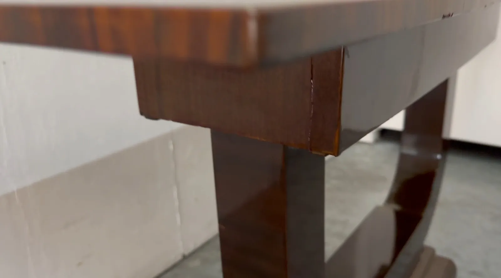 consola antiga com design elegante e clássico