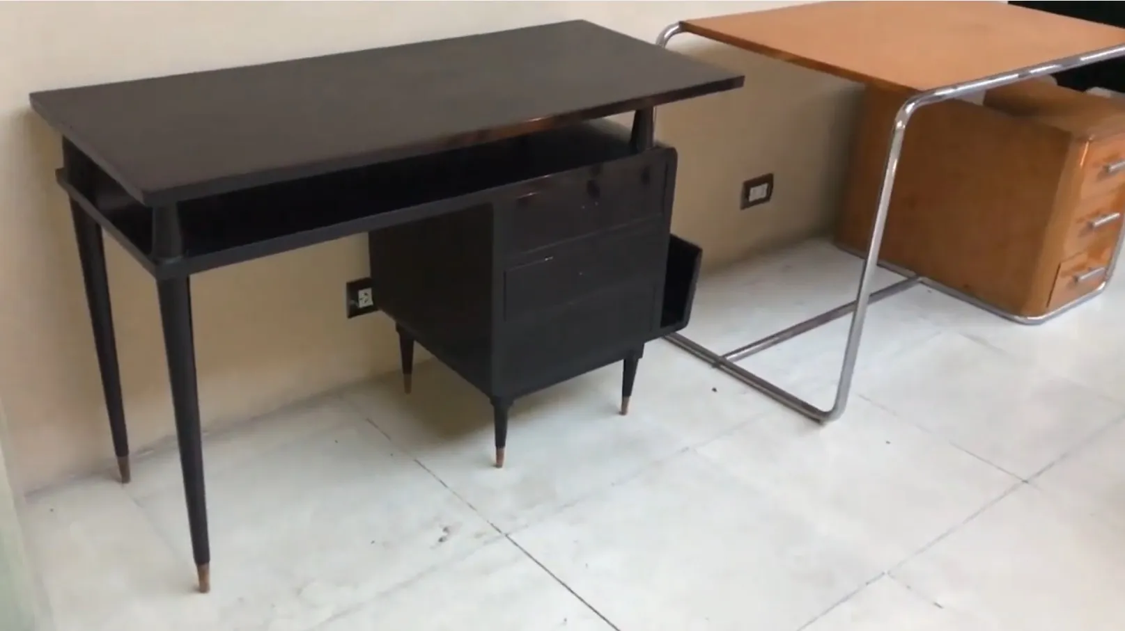 bureau ancien de couleur sombre avec tiroirs