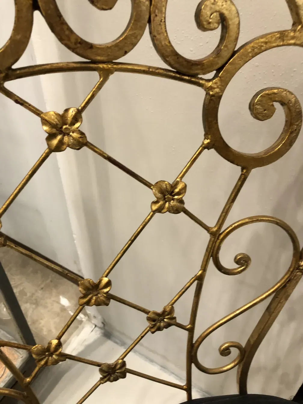 Два старинных садовых кресла арт деко с изысканными деталями