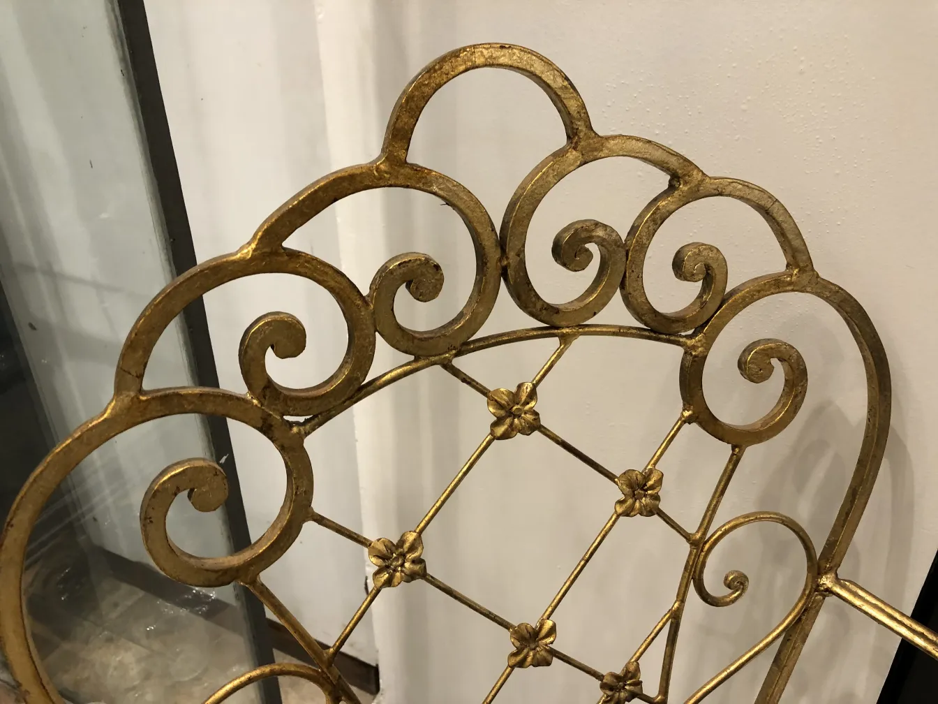 2 antike Garten-Sessel mit elegantem Design in einer einladenden Umgebung