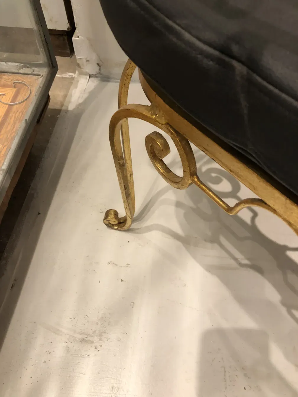 zwei antike garten-sessel im art-deco-design in einer gemütlichen umgebung