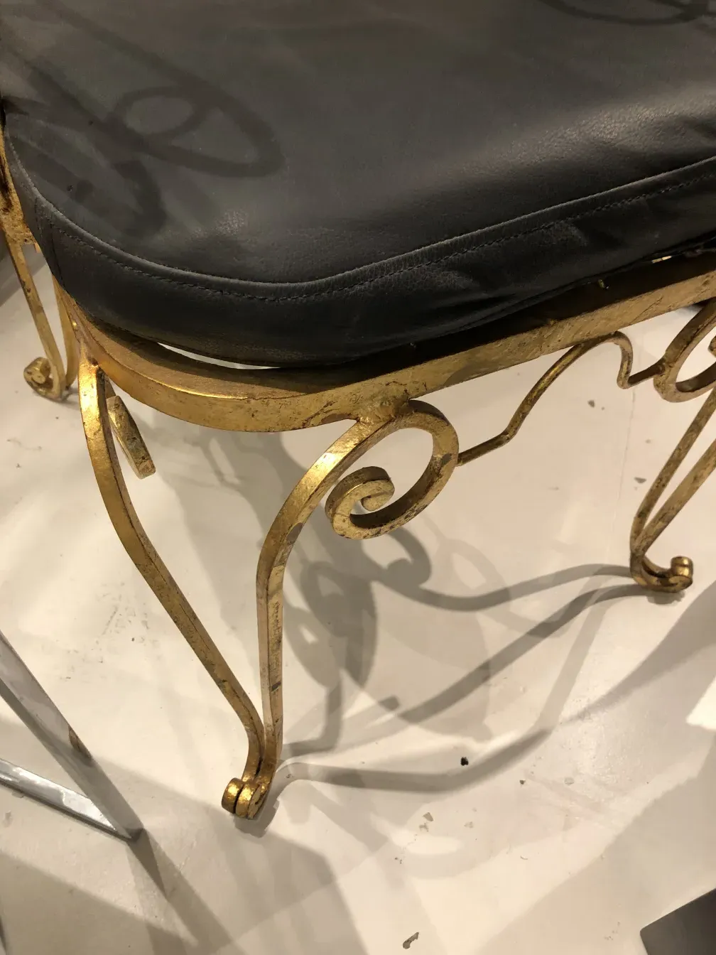 Poltronas de jardim antigas art deco com linhas elegantes, no ambiente minimalista.