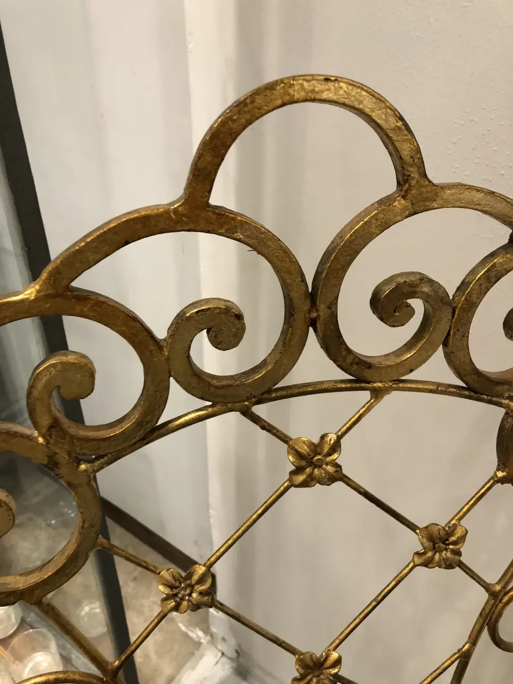 Deux fauteuils de jardin anciens de style art déco avec un design décoratif