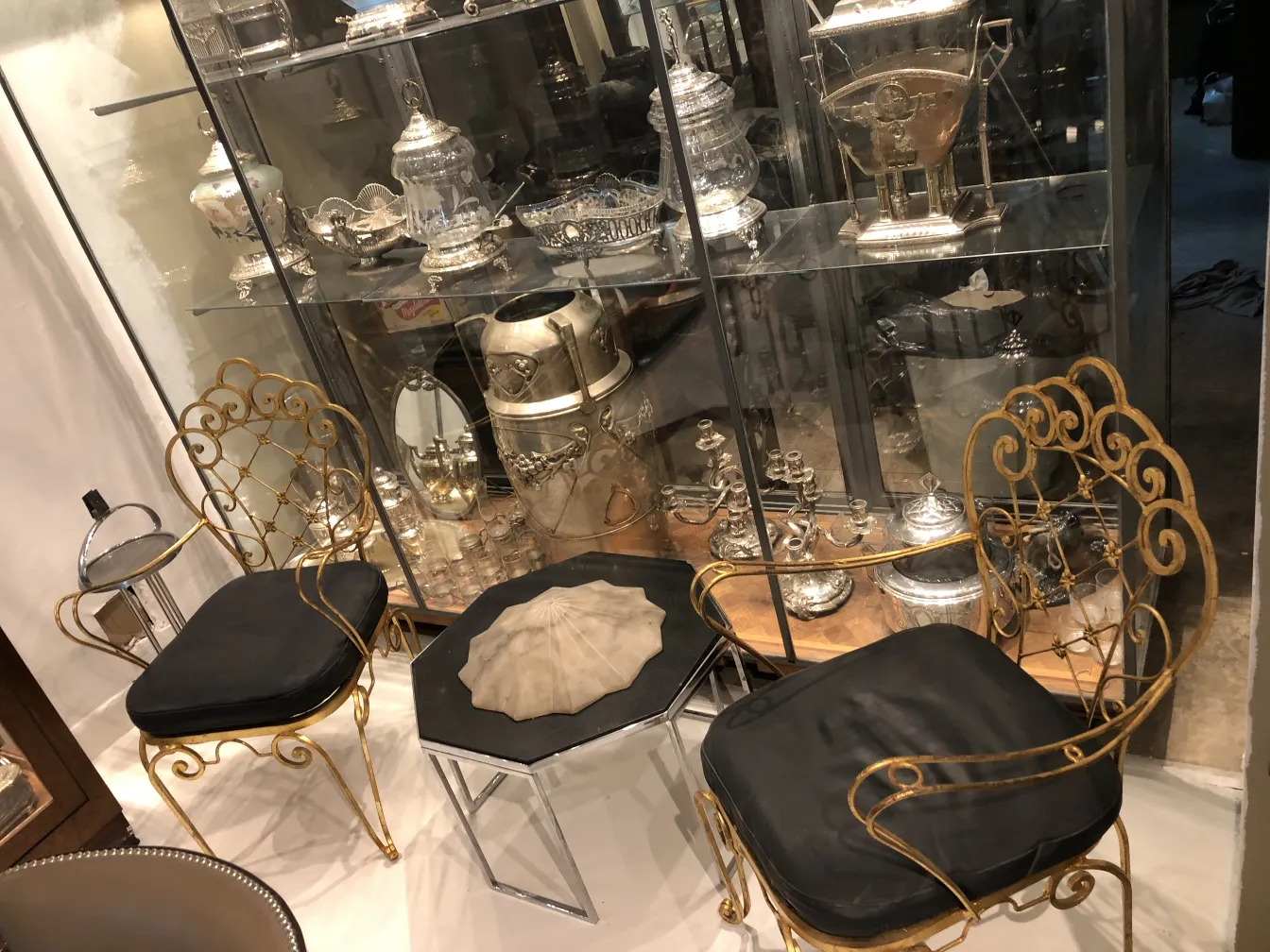 zwei antike Garten-Sessel Art Deco mit schwarzen Kissen, dekoriert und elegant, in einem antiken Ambiente