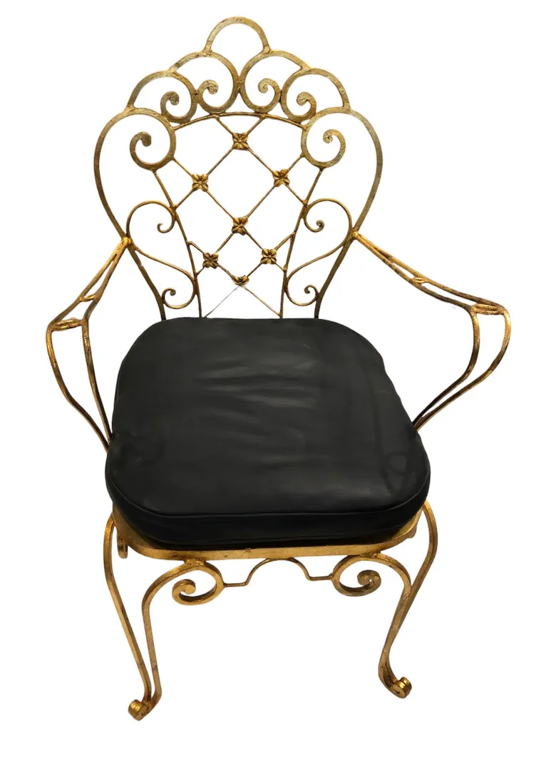 Dos sillones de jardín antiguos con diseño elegante en un entorno acogedor.