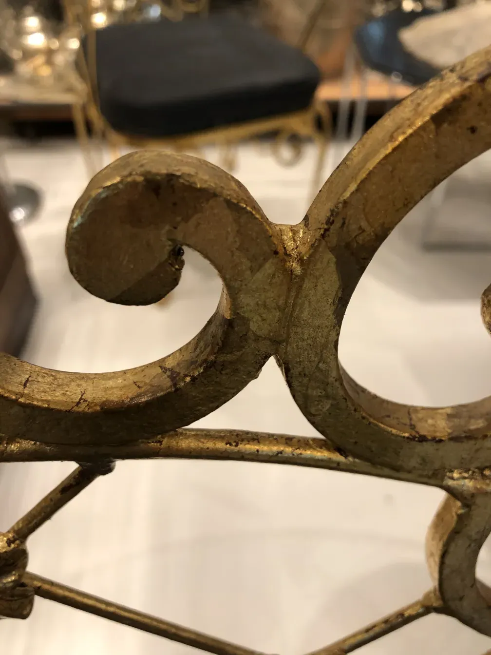 fauteuils de jardin anciens avec un design doré en courbe