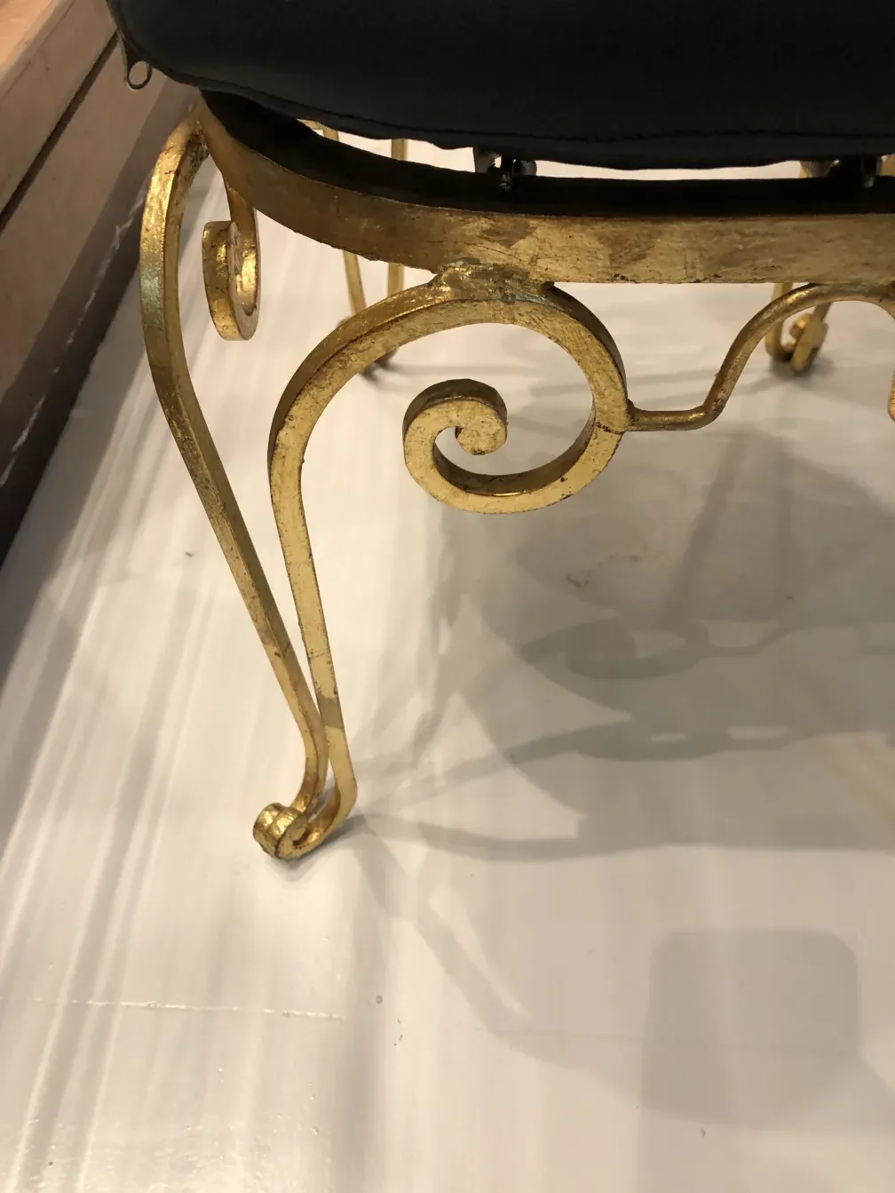 due poltrone da giardino antiche con dettagli decorativi