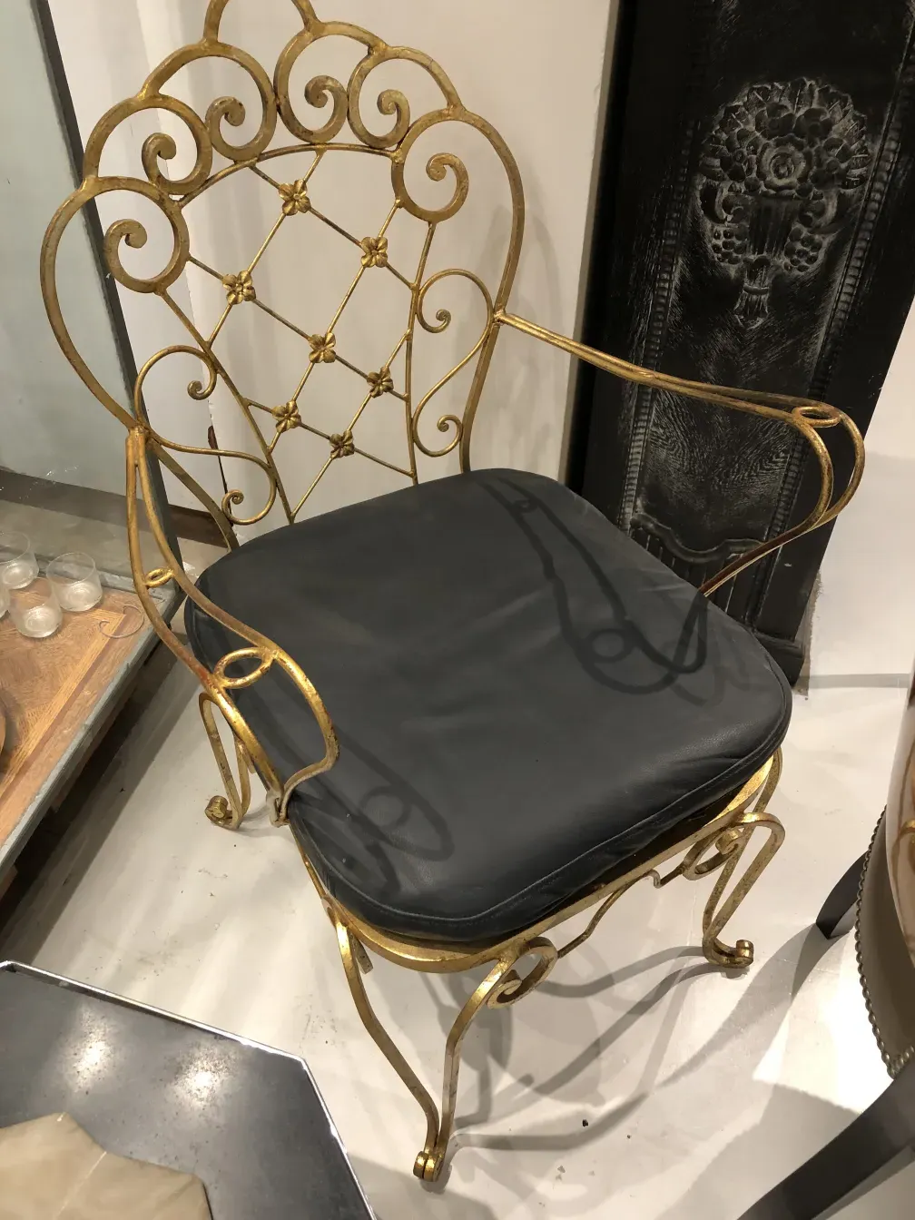 duas poltronas de jardim antigas com design ornamentado