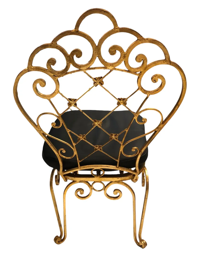 Duas cadeiras de jardim antigas com design ornamentado em dourado e preto