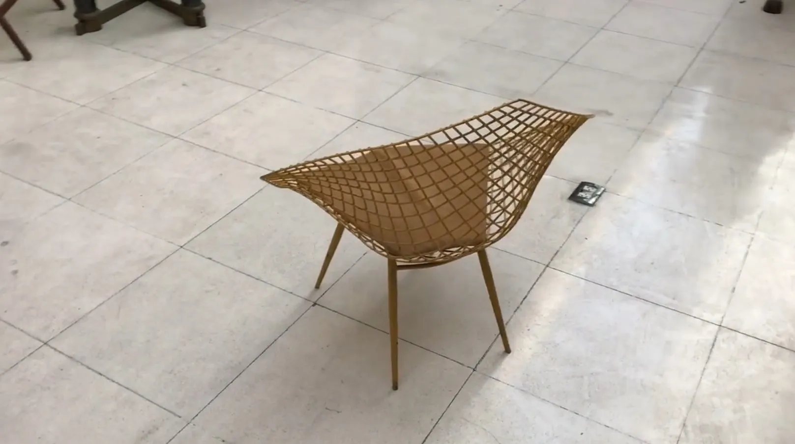 antiguas sillas de jardín, estilo bertoia, diseño curvo, ambiente tranquilo
