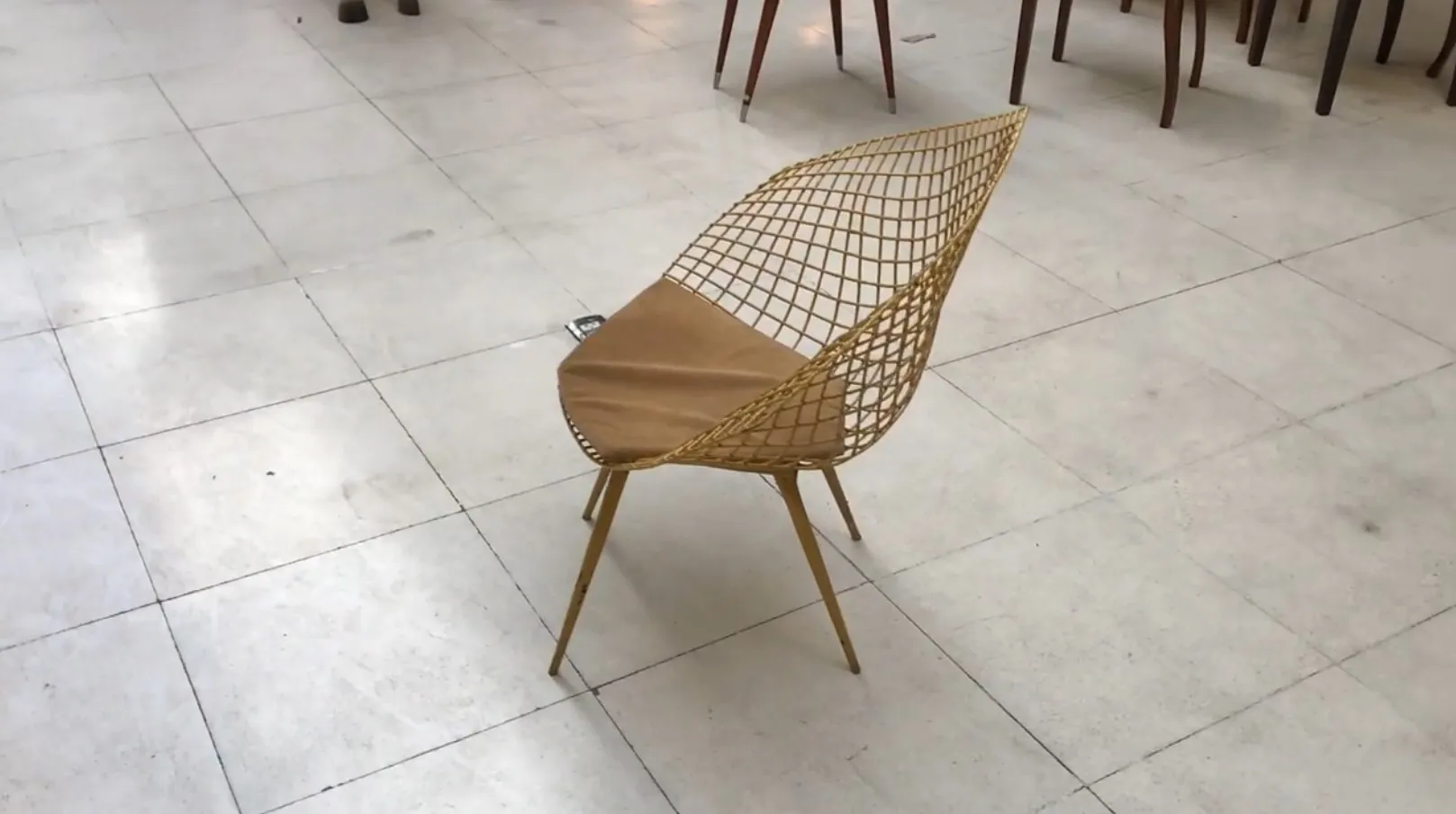 Antica sedia da giardino con design intrecciato in un ambiente luminoso