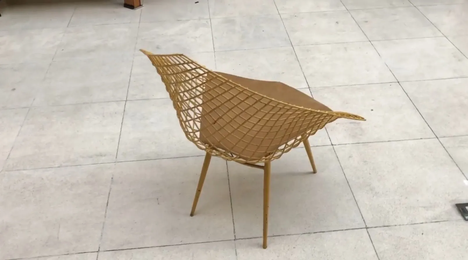 2 sillas de jardin antiguas con diseño único, color beige, en un patio moderno