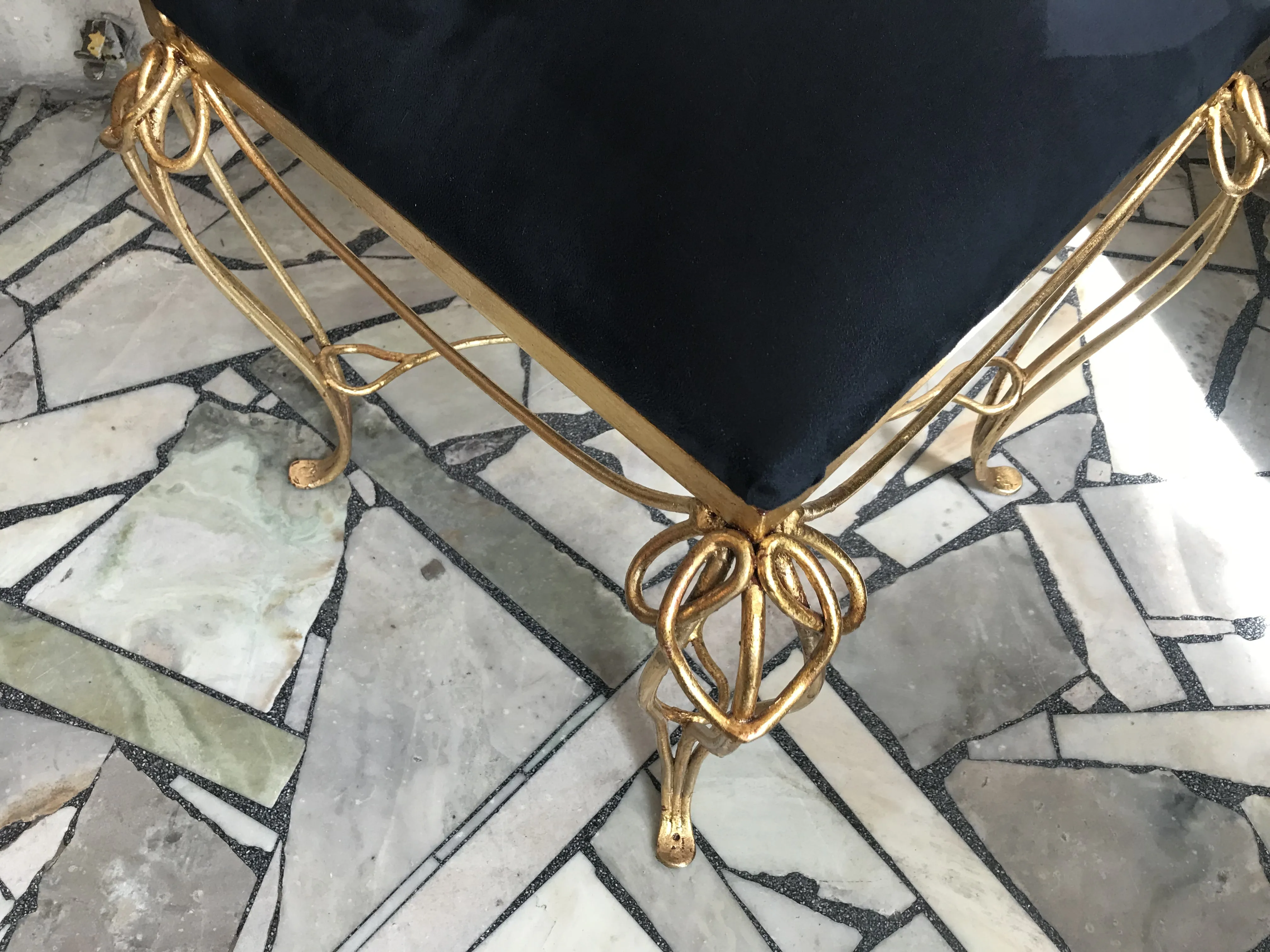 Table à manger antique avec un design Art Nouveau, décorative et unique.