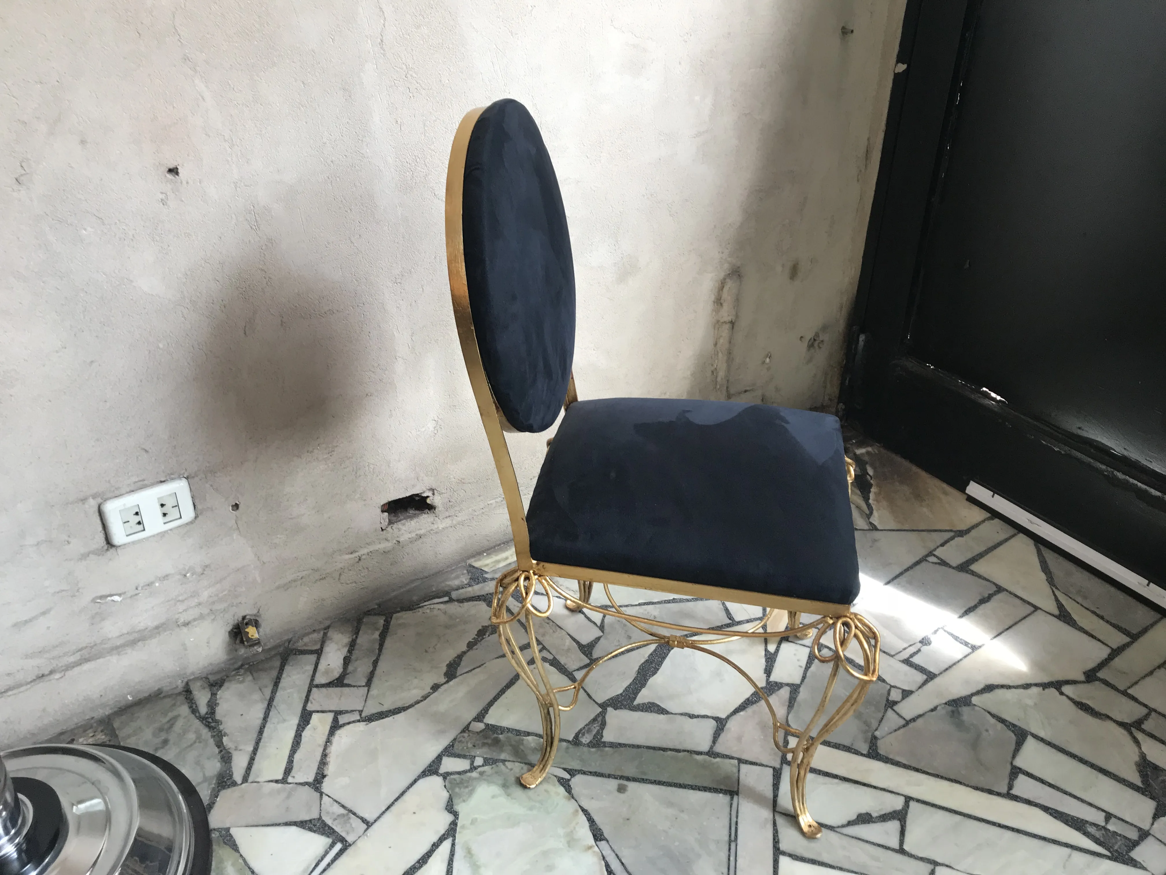 Mesa de jantar antiga, ideal para 6 pessoas, com decoração elegante.