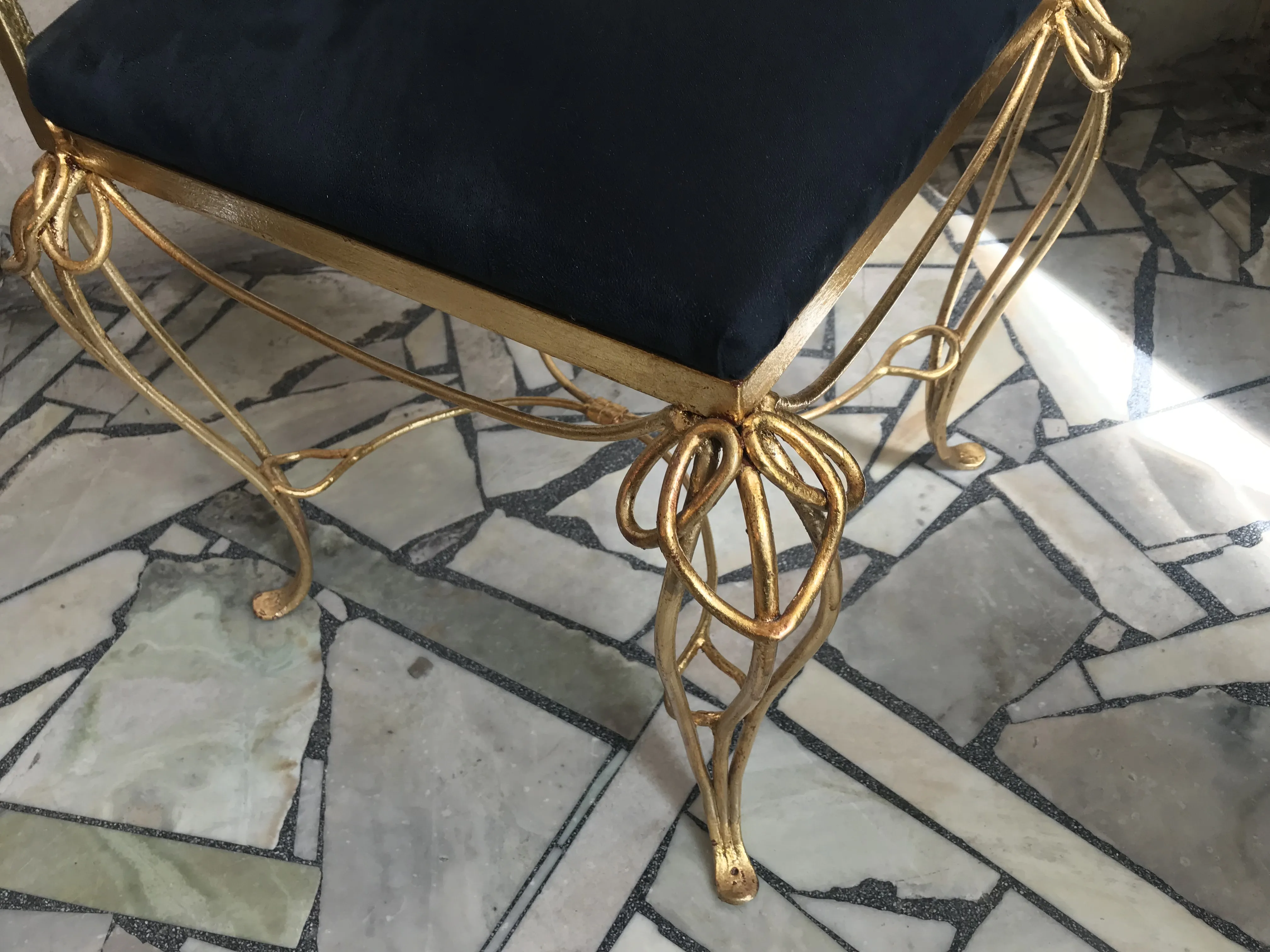 antik esstisch mit goldenen beinen in einer eleganten umgebung.