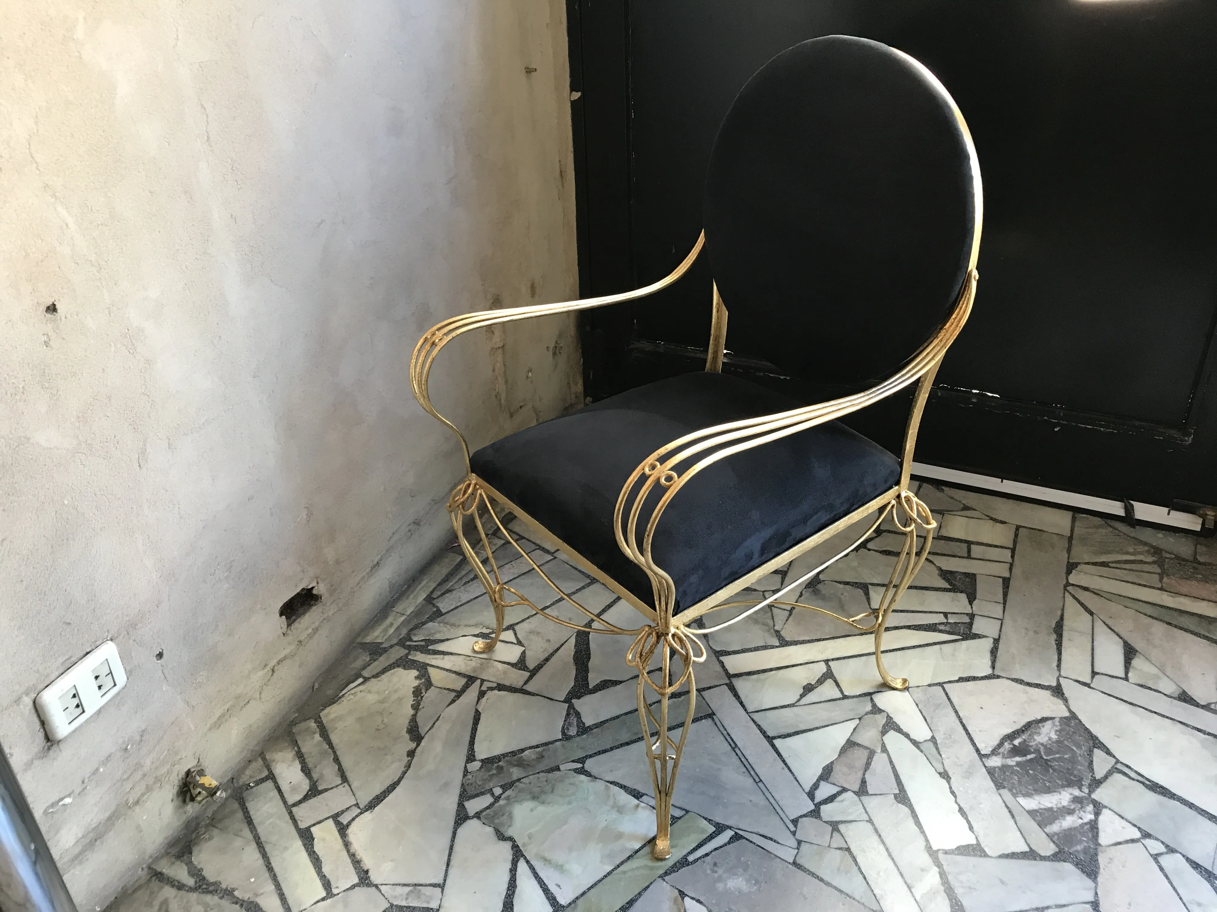 table à manger ancienne avec un design élégant dans un environnement accueillant