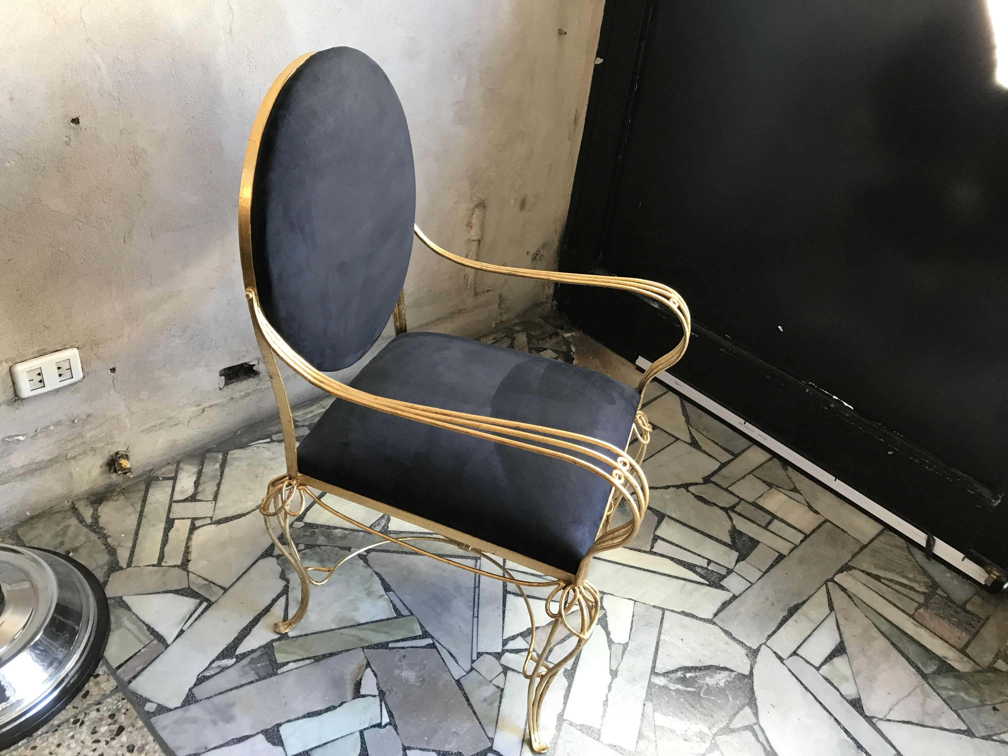 mesa de jantar antiga em um ambiente aconchegante