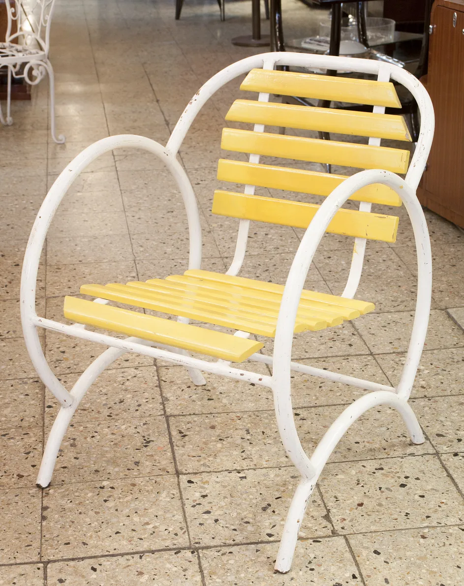 Fauteuil de jardin ancien avec design art deco dans un cadre confortable.