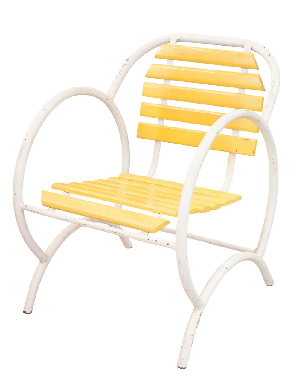 Quatre fauteuils de jardin anciens, couleur jaune et blanche, style art deco, dans un environnement extérieur.
