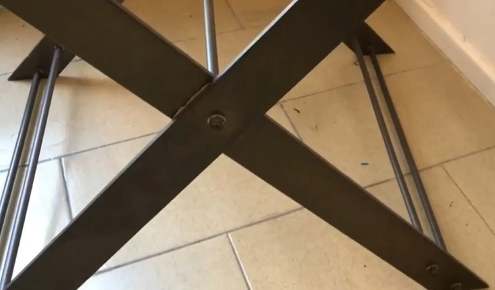 Kleiner antiker Tisch mit gekreuzten Beinen, einfache Atmosphäre.