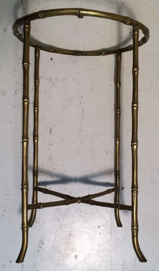 Antiker kleiner Tisch im Maison Bagues-Stil mit runder Form und dekorativen Beinen.