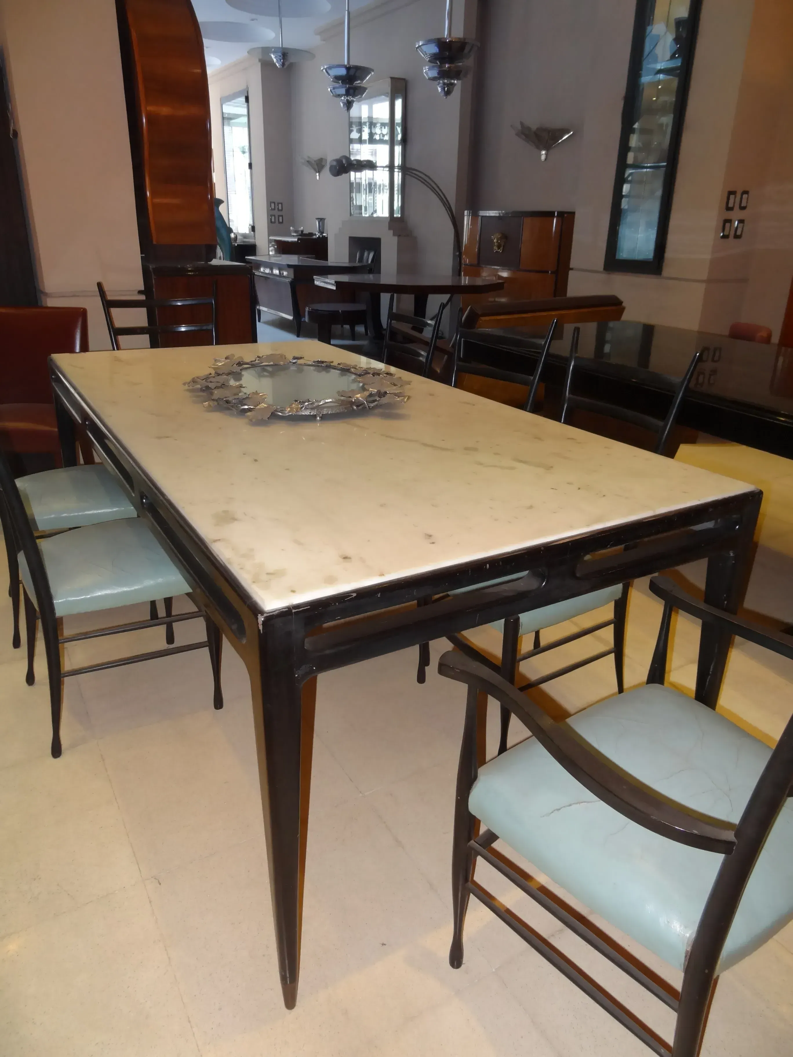 Table à manger ancienne de Gio Ponti pour 8 personnes, entourée de chaises.
