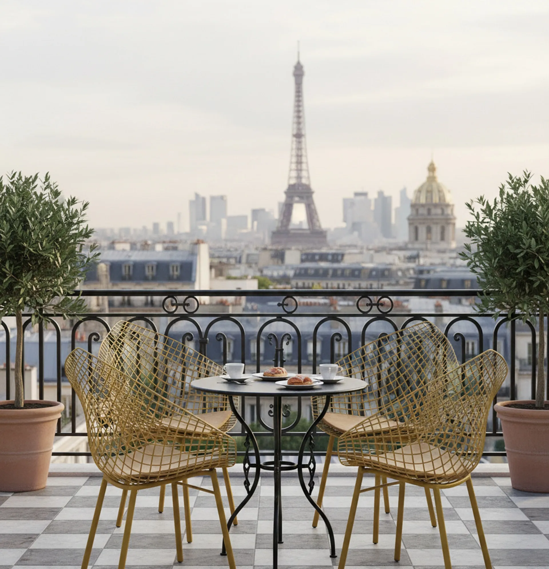Tre poltrone da giardino antiche su un balcone con vista su Parigi.