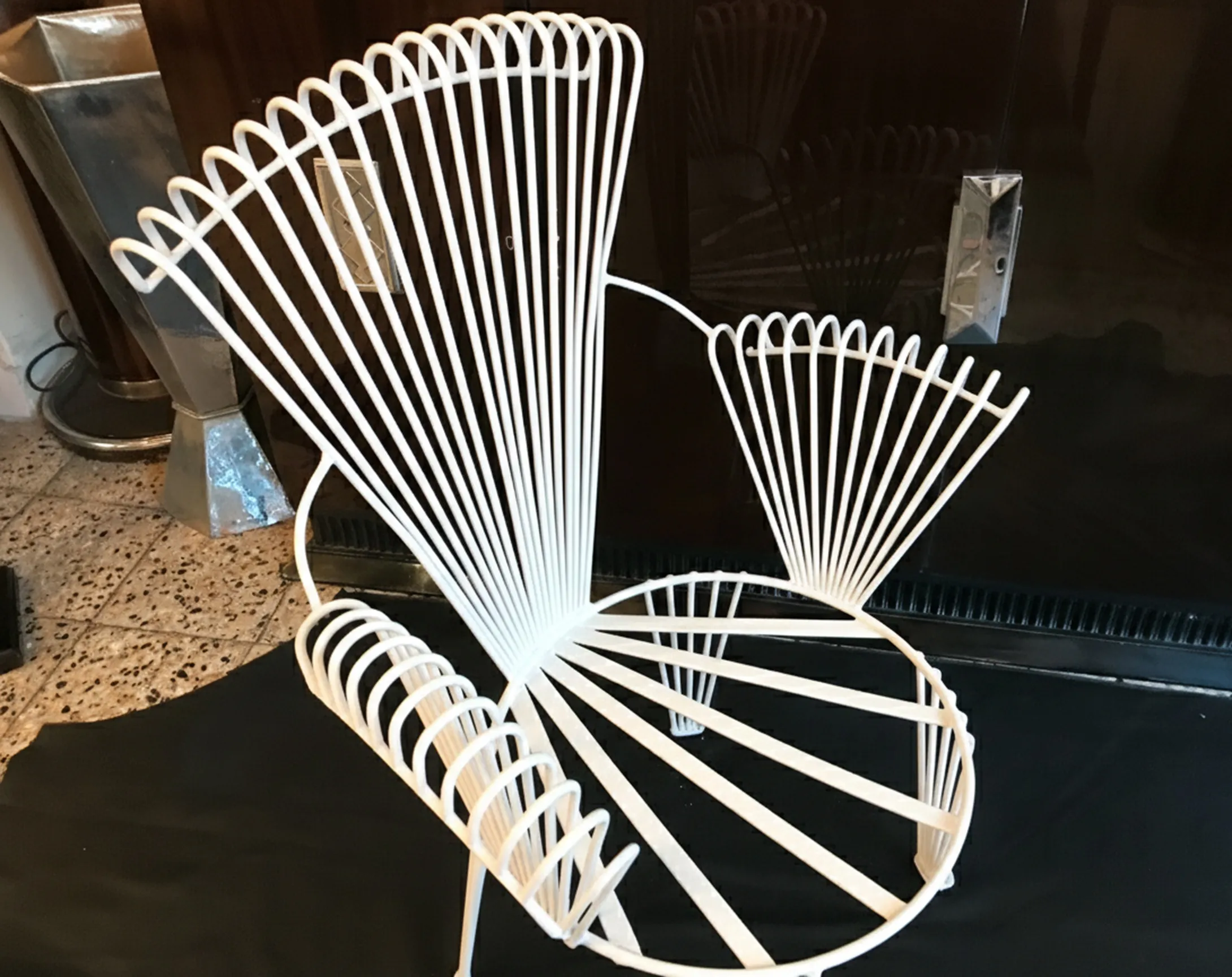 Fauteuils de jardin anciens au design élégant et original.