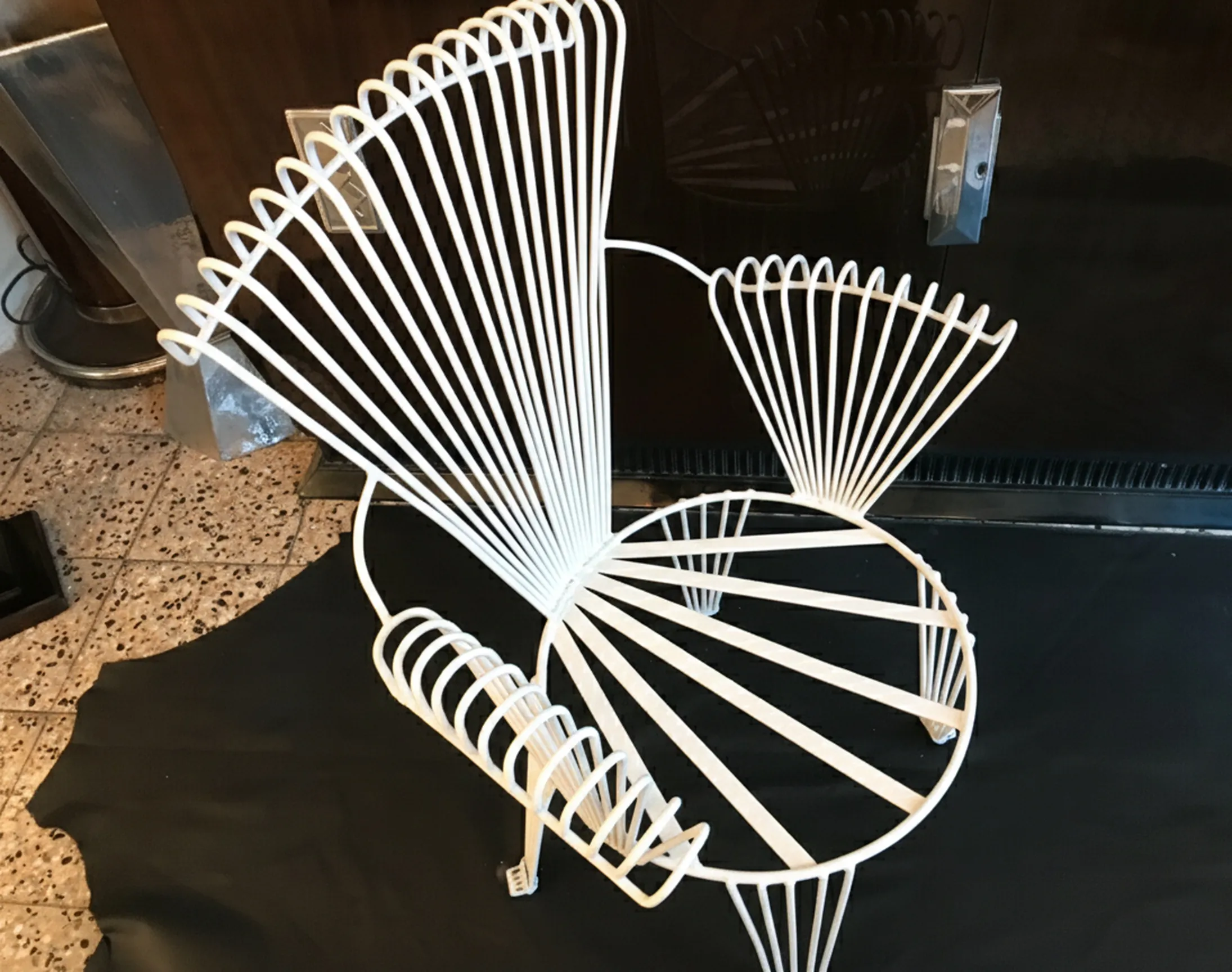 Vier antike Garten-Sessel in Weiß, in einer gemütlichen Umgebung.