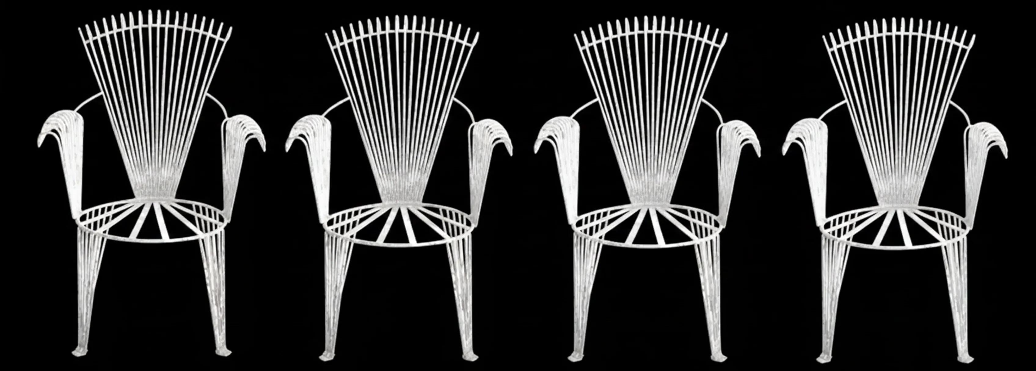 Cuatro sillones de jardin antiguos en un ambiente elegante